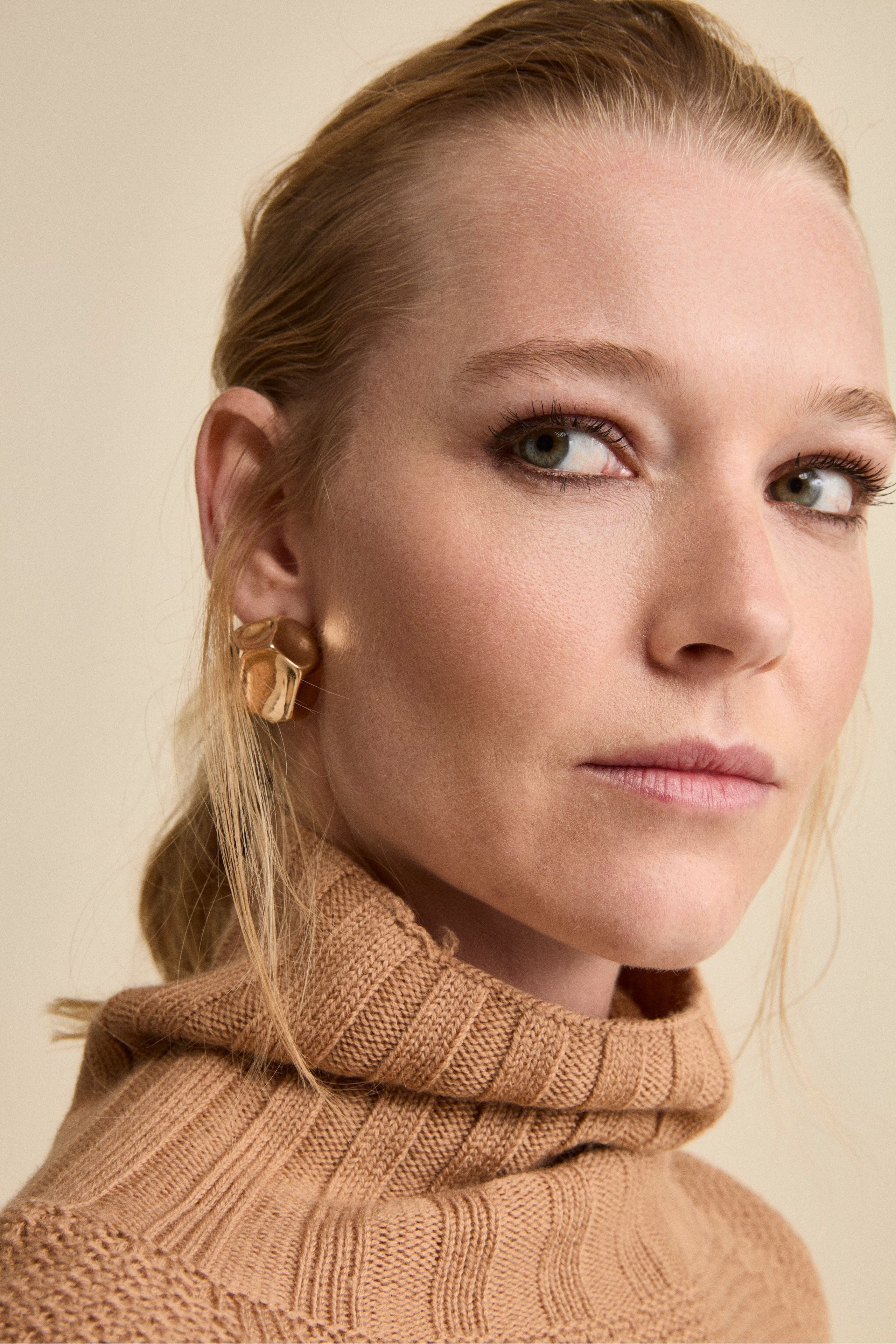 Soft Textured Merino Wool Turtleneck - Camel