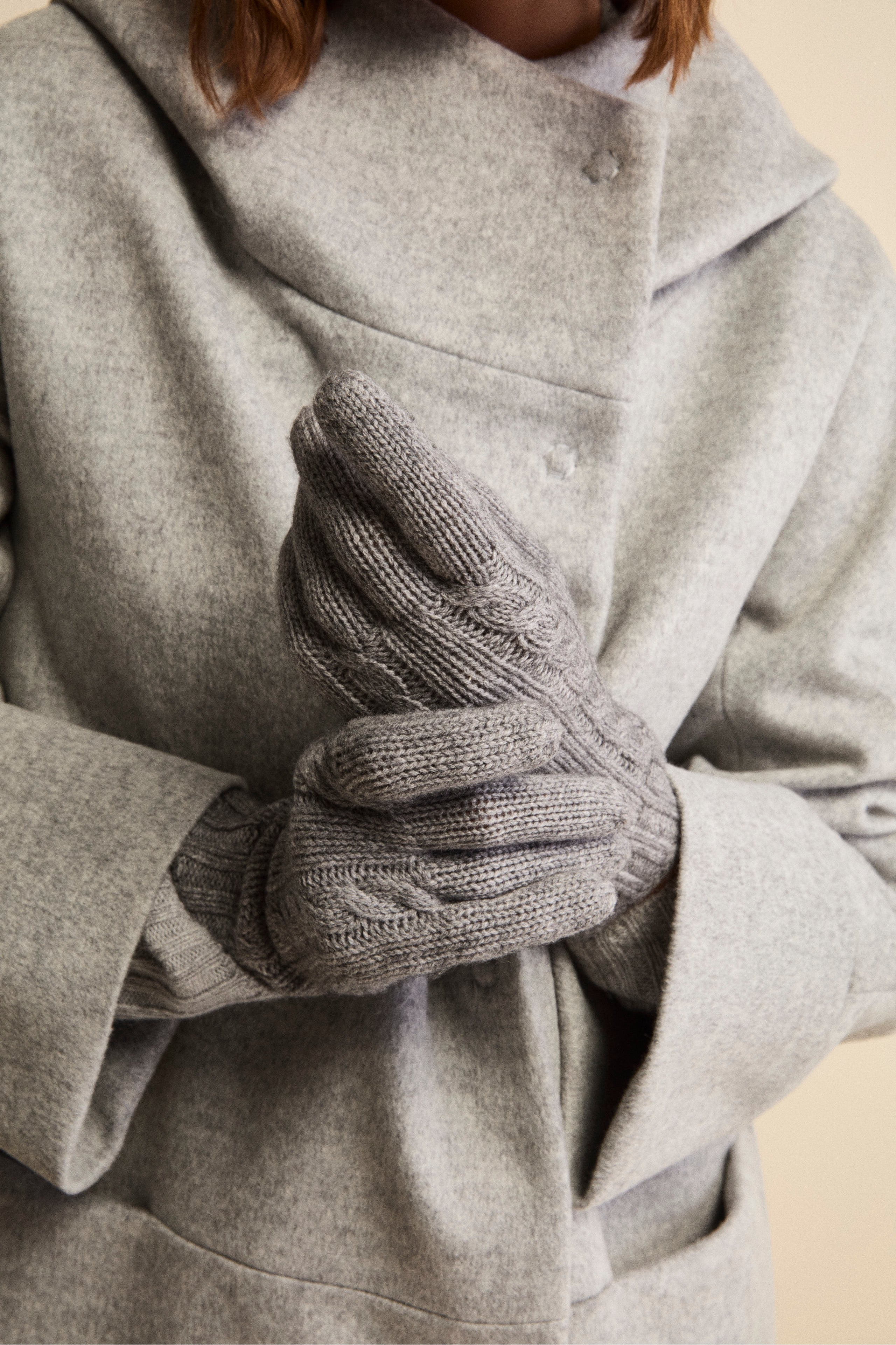 Cable Knit Gloves in Wool and Cashmere - Light grey