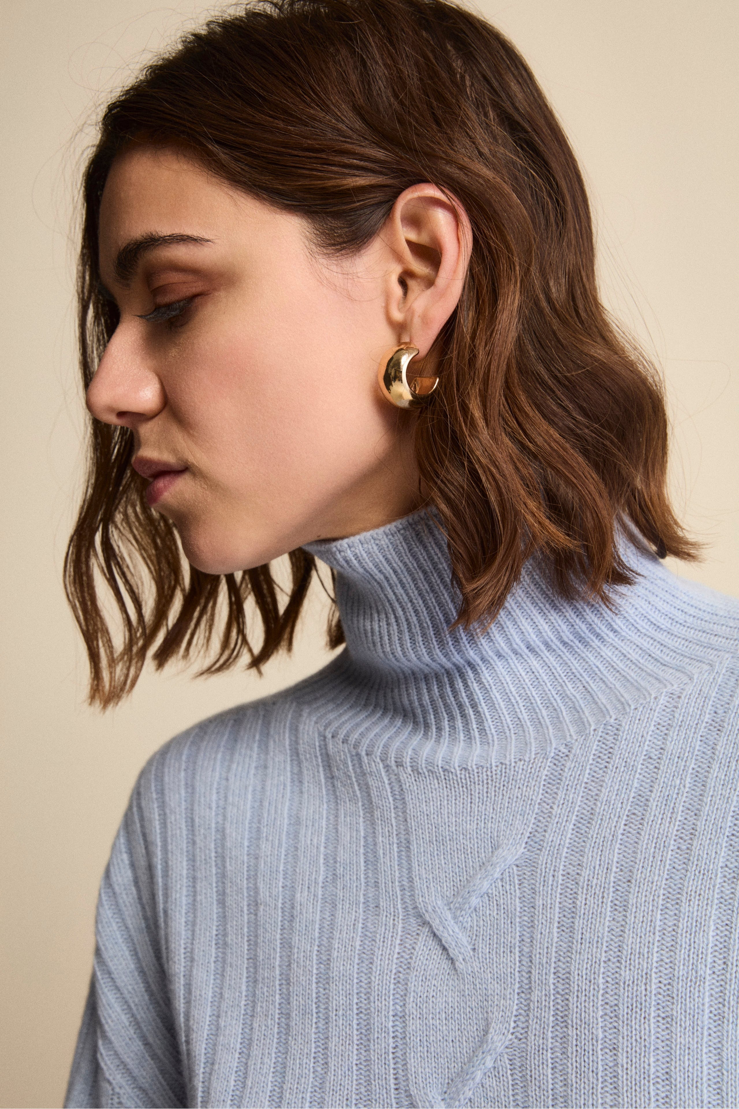 Turtleneck in Wool and Cashmere with Cable Detail - Light blue