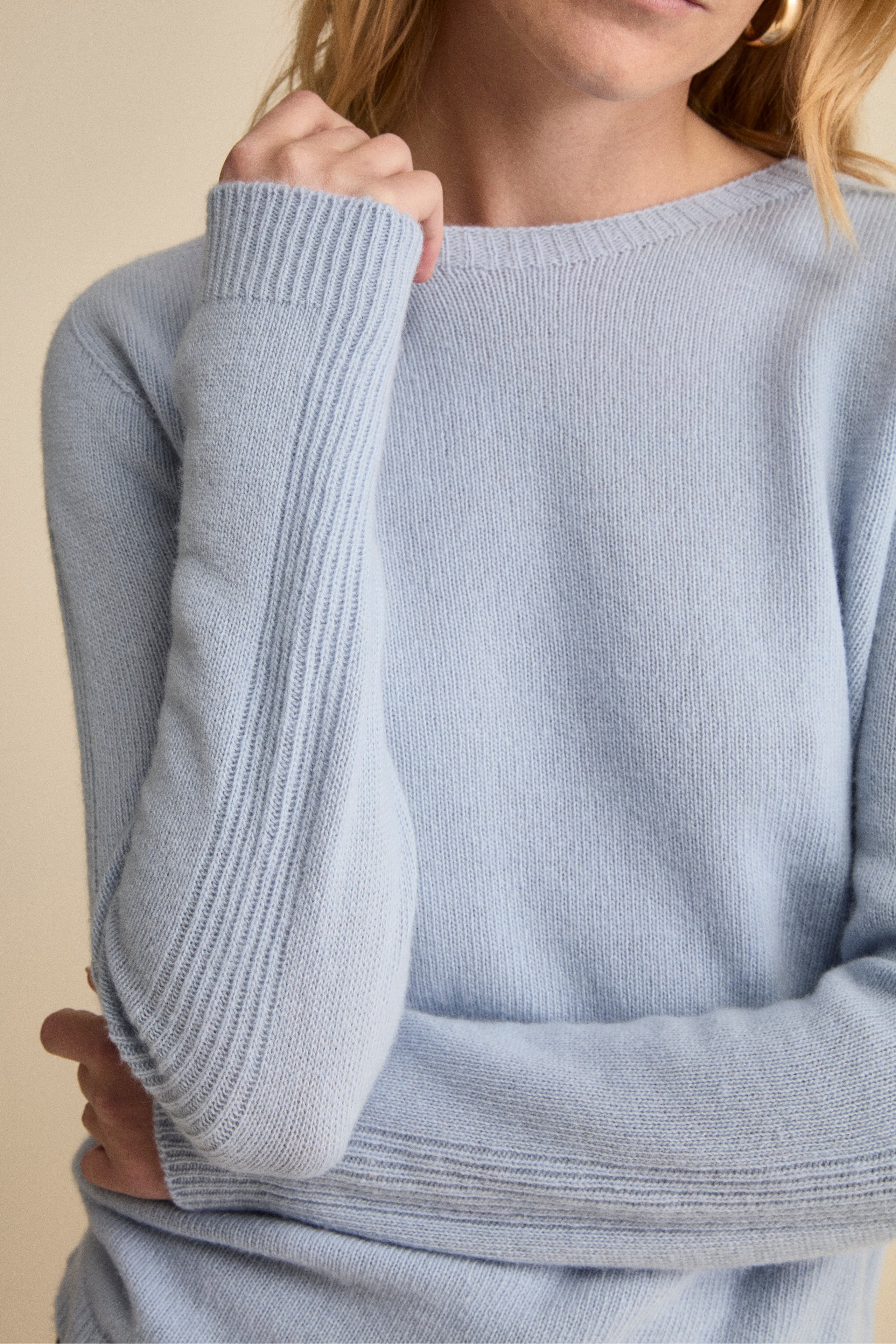 Merino Wool Crewneck with Textured Sleeves - Light blue