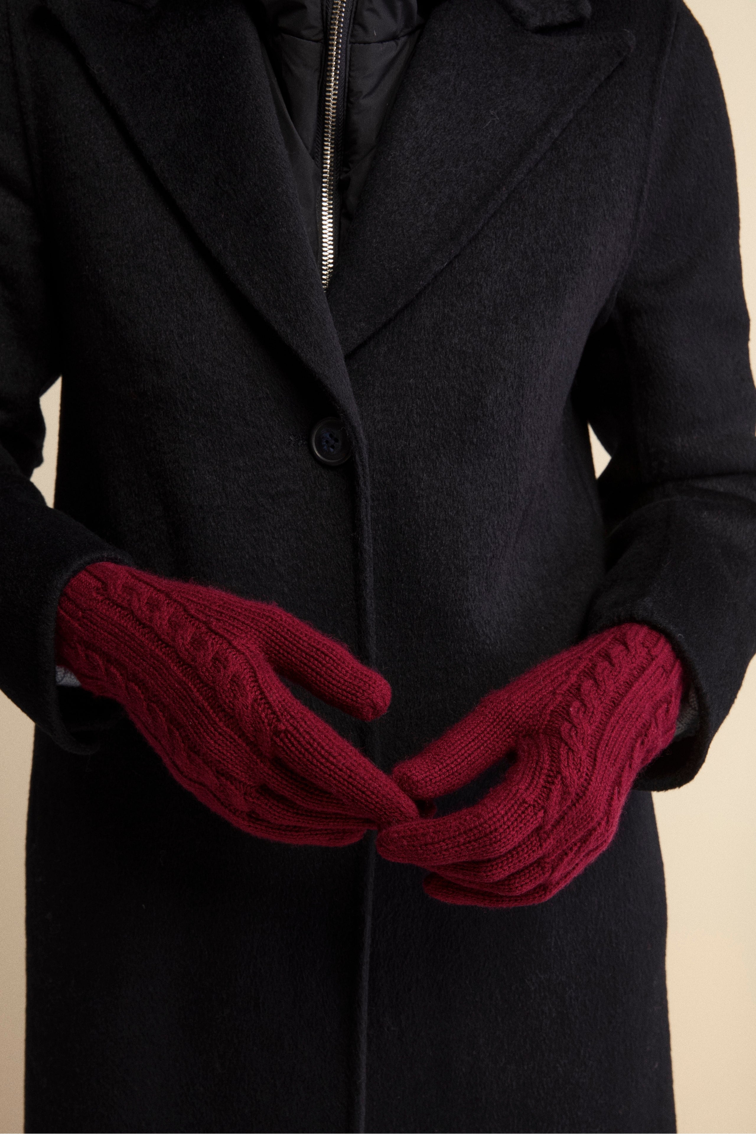 Cable Knit Gloves in Wool and Cashmere - Wine red