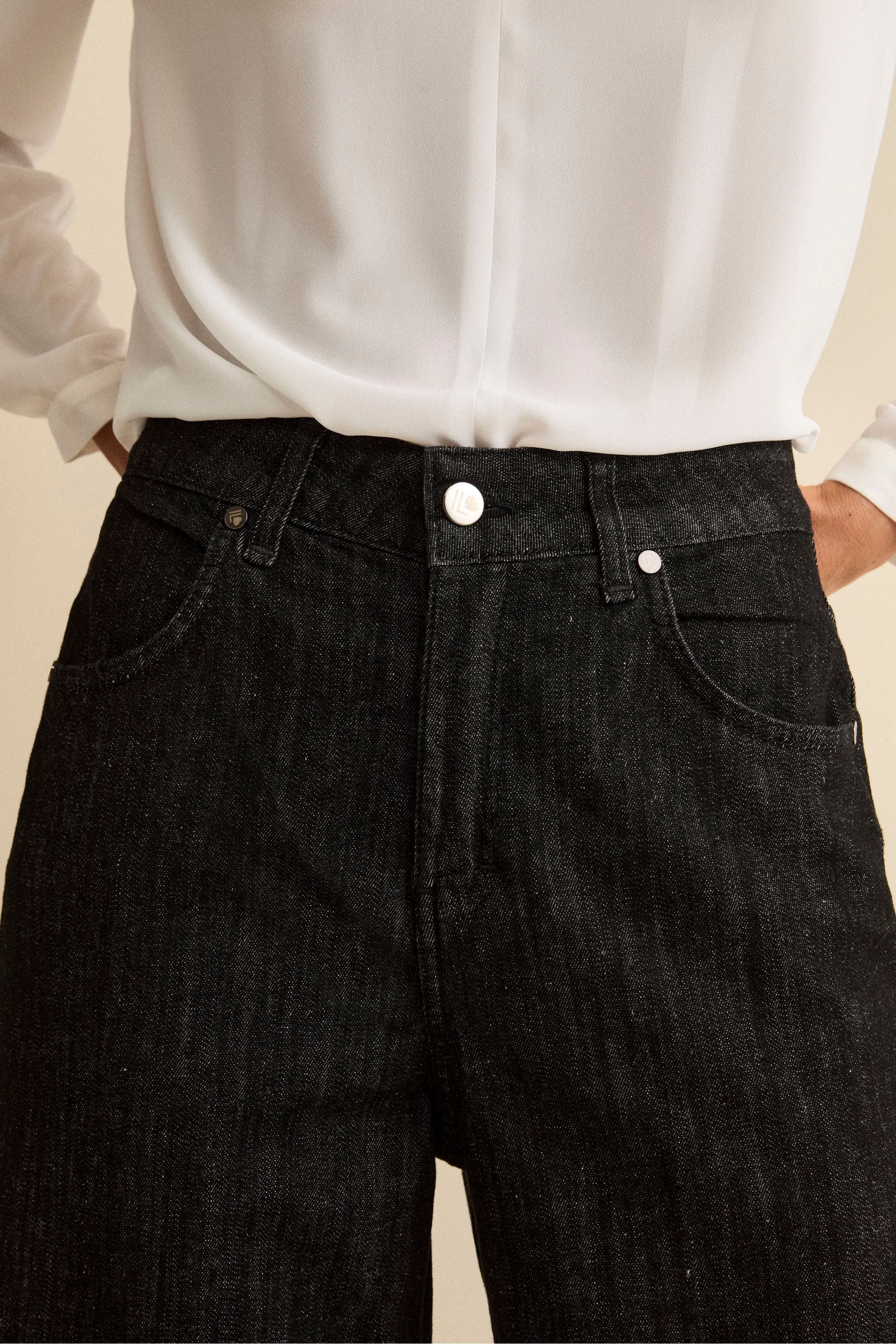 Ausgefranste Jeans mit weitem Bein - DENIM/SHWARZ