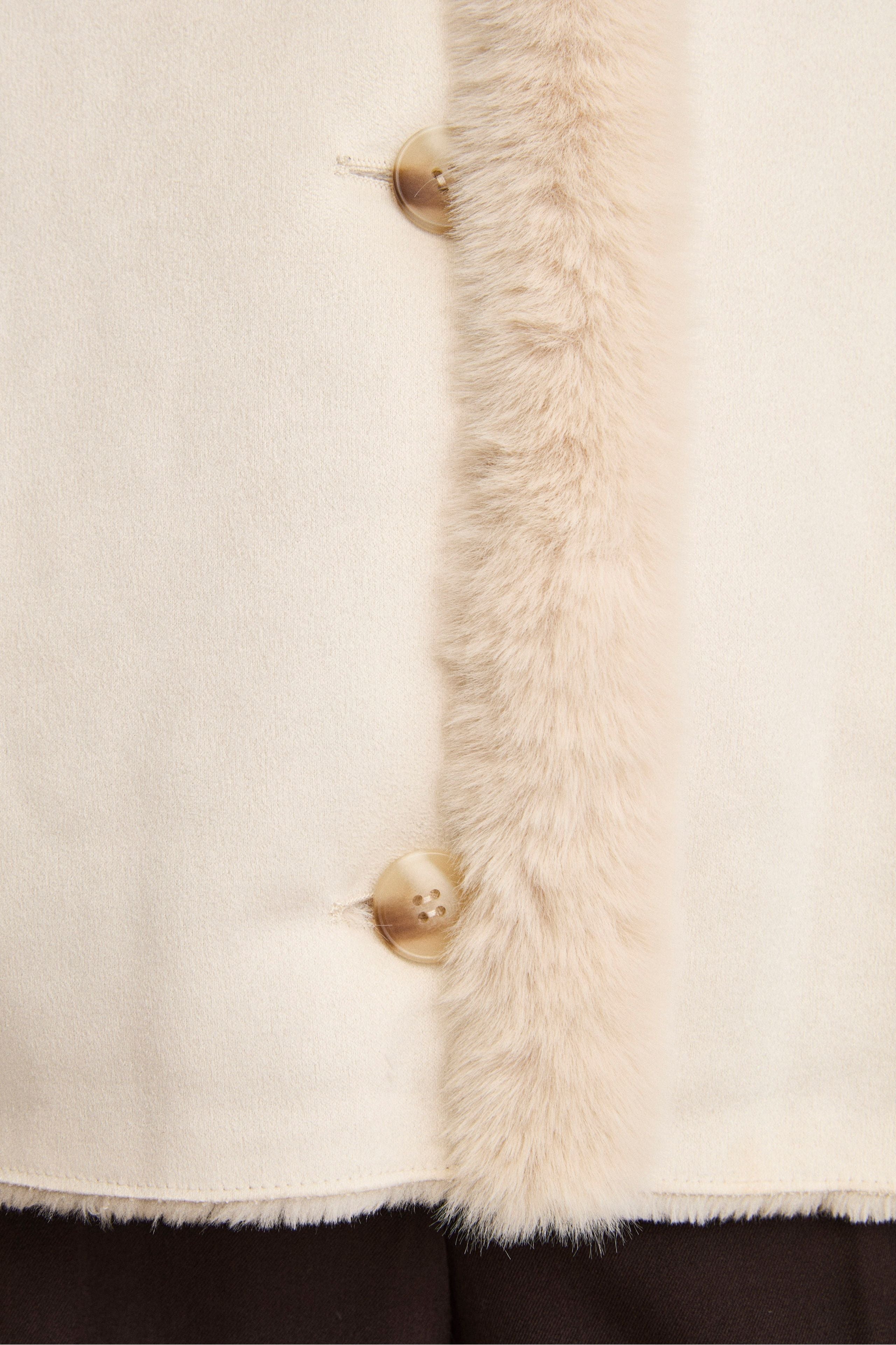 Kurzer Mantel aus Kunstlammfell - -