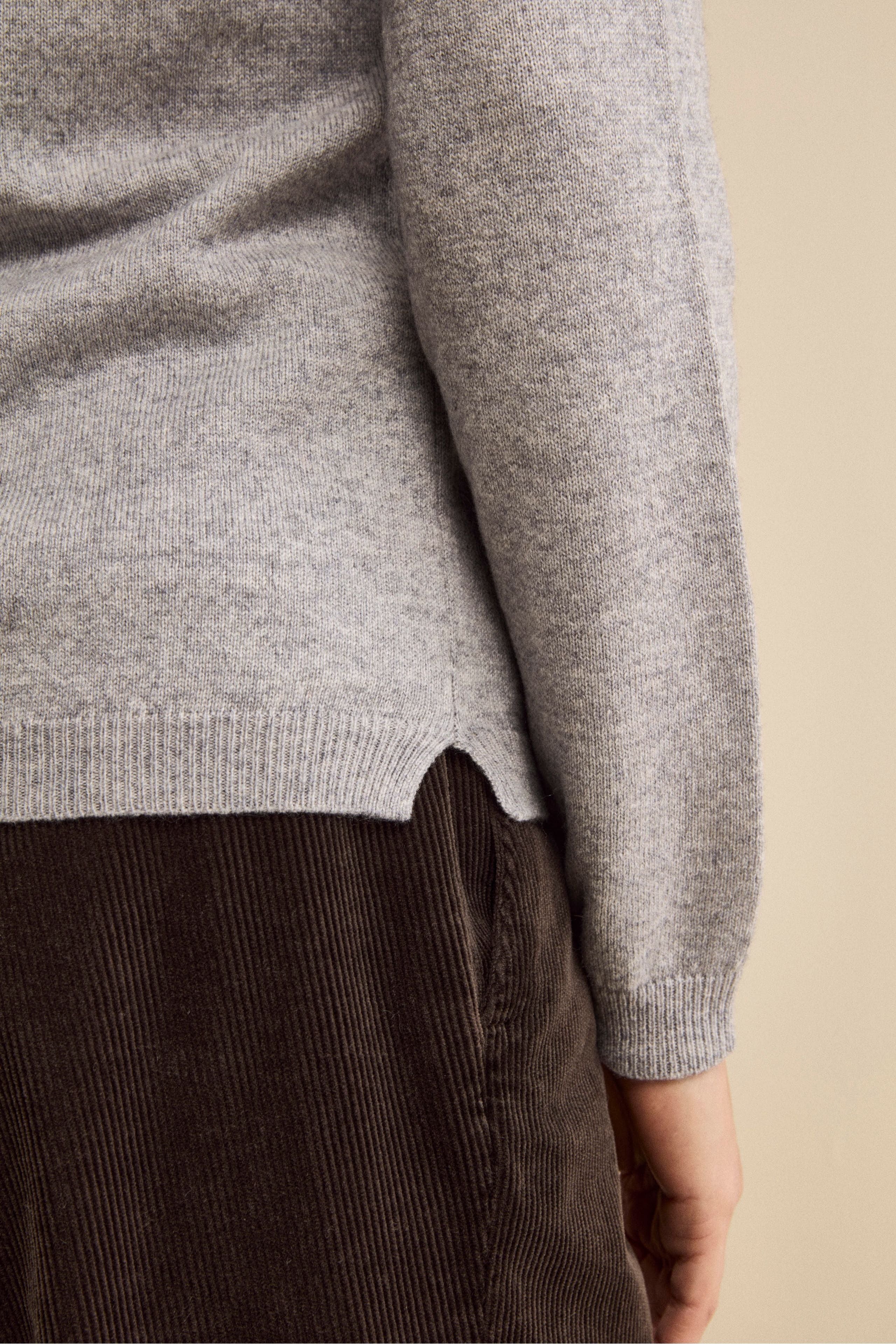 Seiden- und Kaschmirpullover mit V-Ausschnitt - Hellgrau