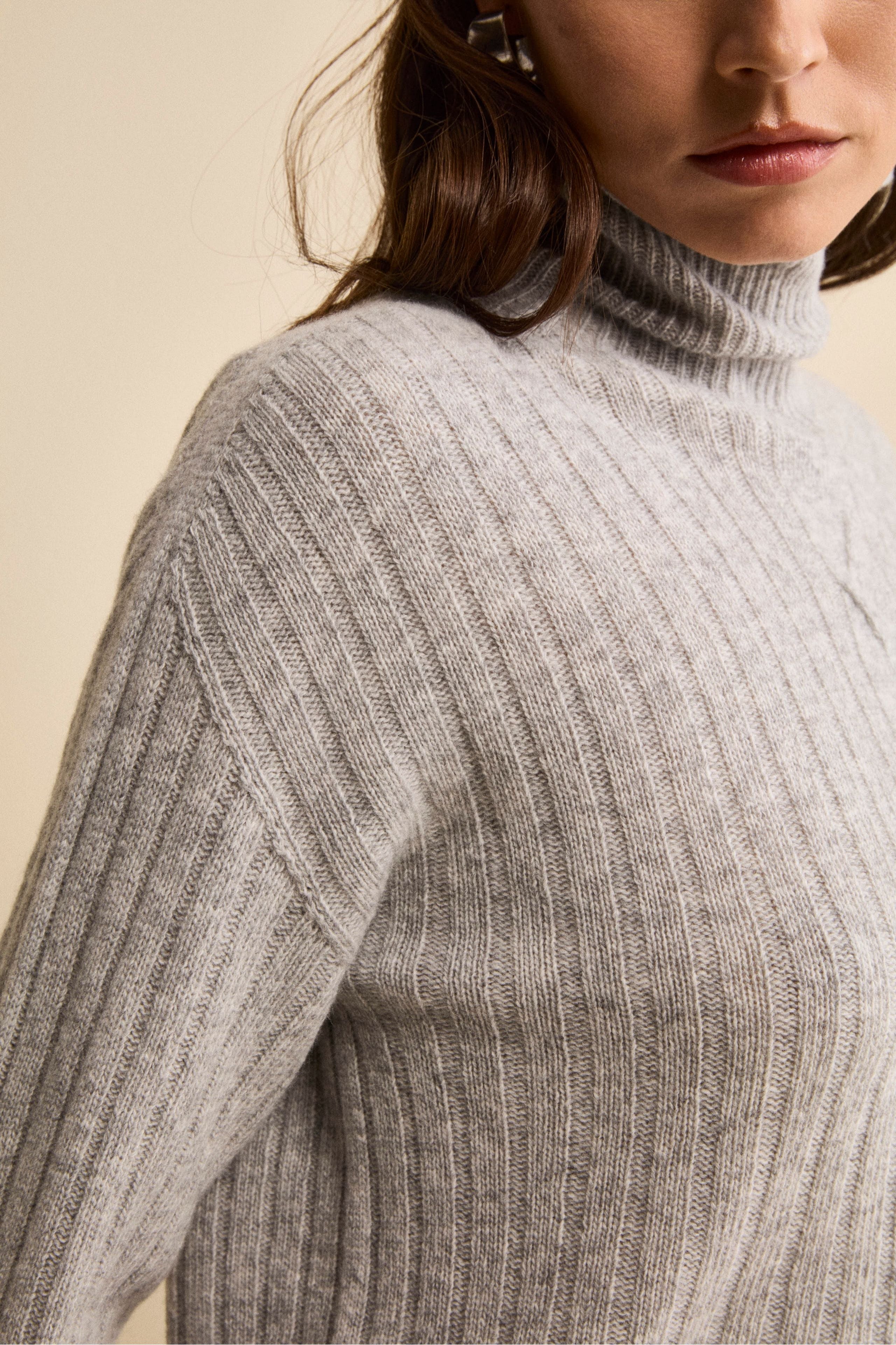 Turtleneck in Wool and Cashmere with Cable Detail - Light grey