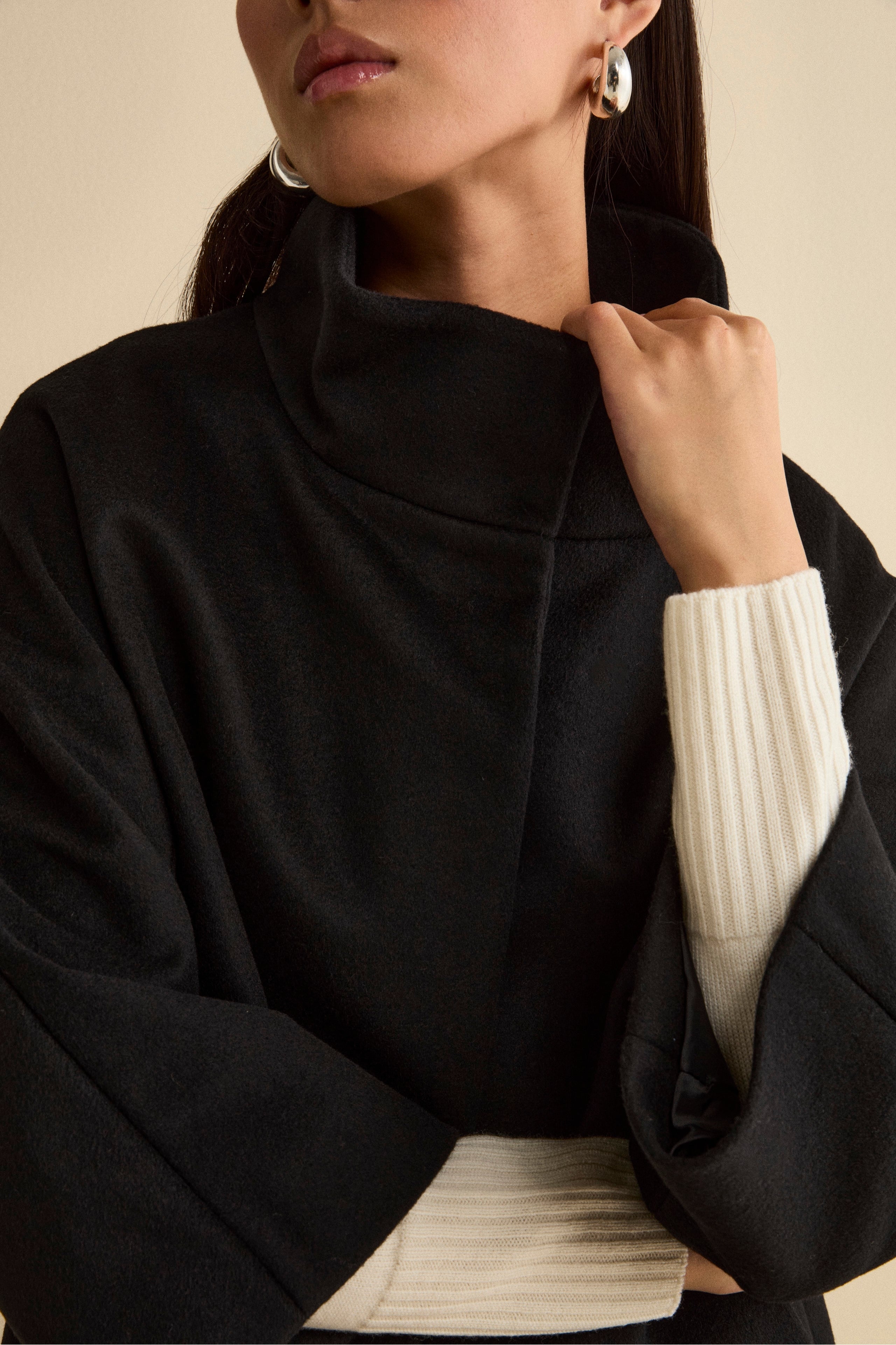 Short Oversized Coat in Wool and Cashmere Blend - BLACK