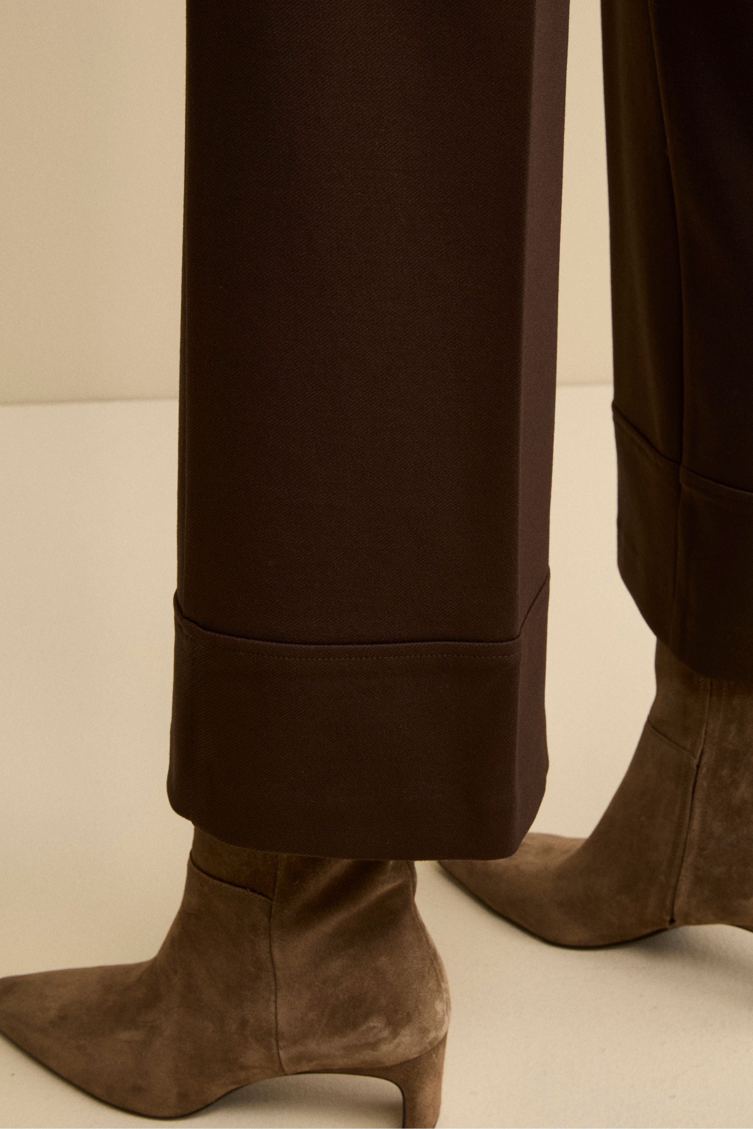 Weitbeinige Hose mit Umschlag und Falten - Dunkelbraun