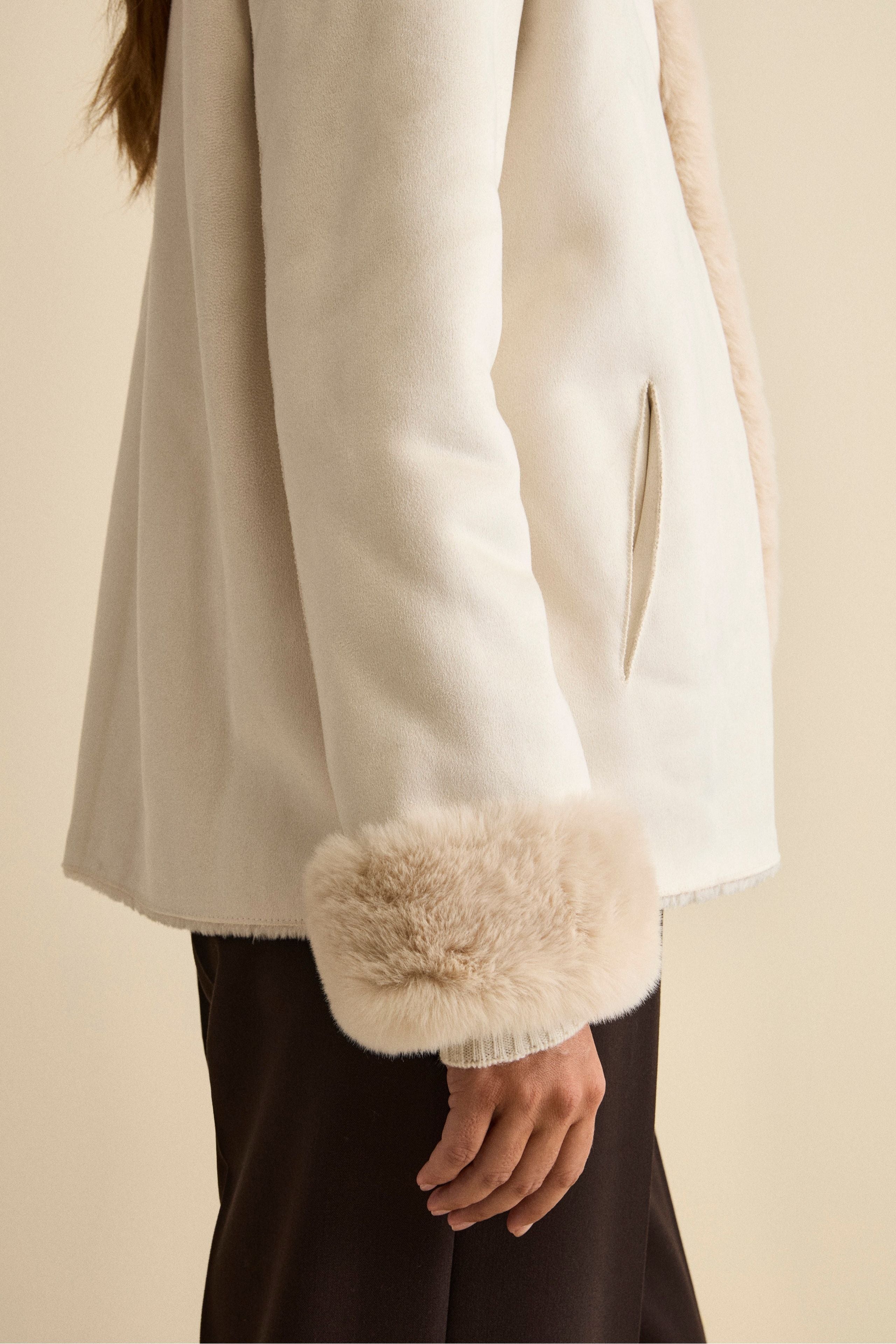 Kurzer Mantel aus Kunstlammfell - -