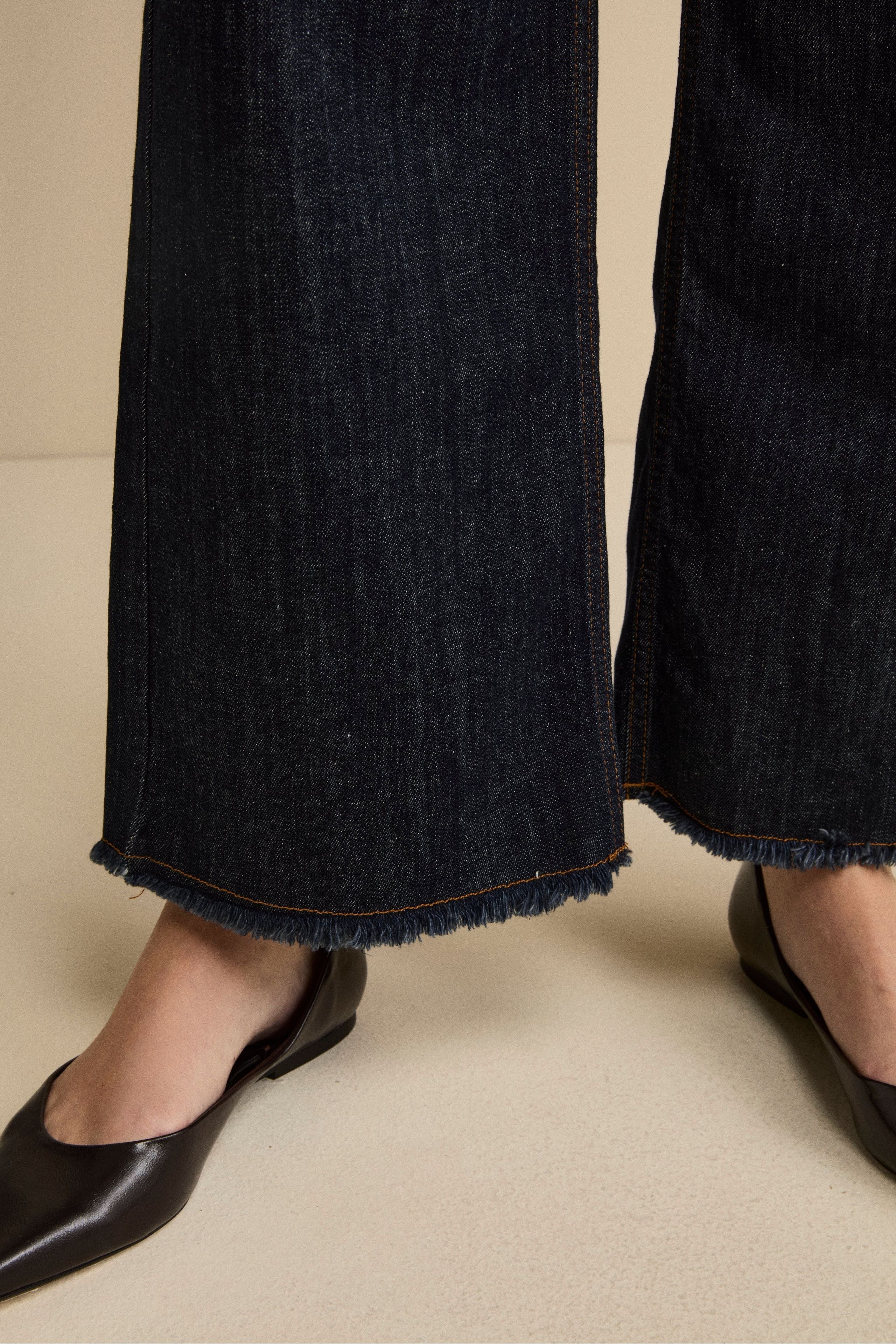 Ausgefranste Jeans mit weitem Bein - DENIM