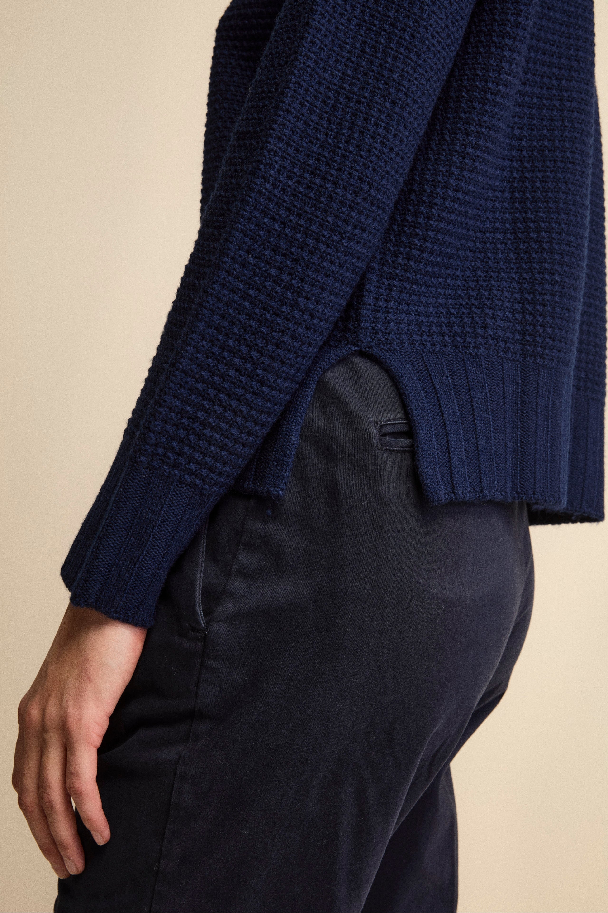 Boat-Neck Sweater in Textured Merino Wool - Navy blue