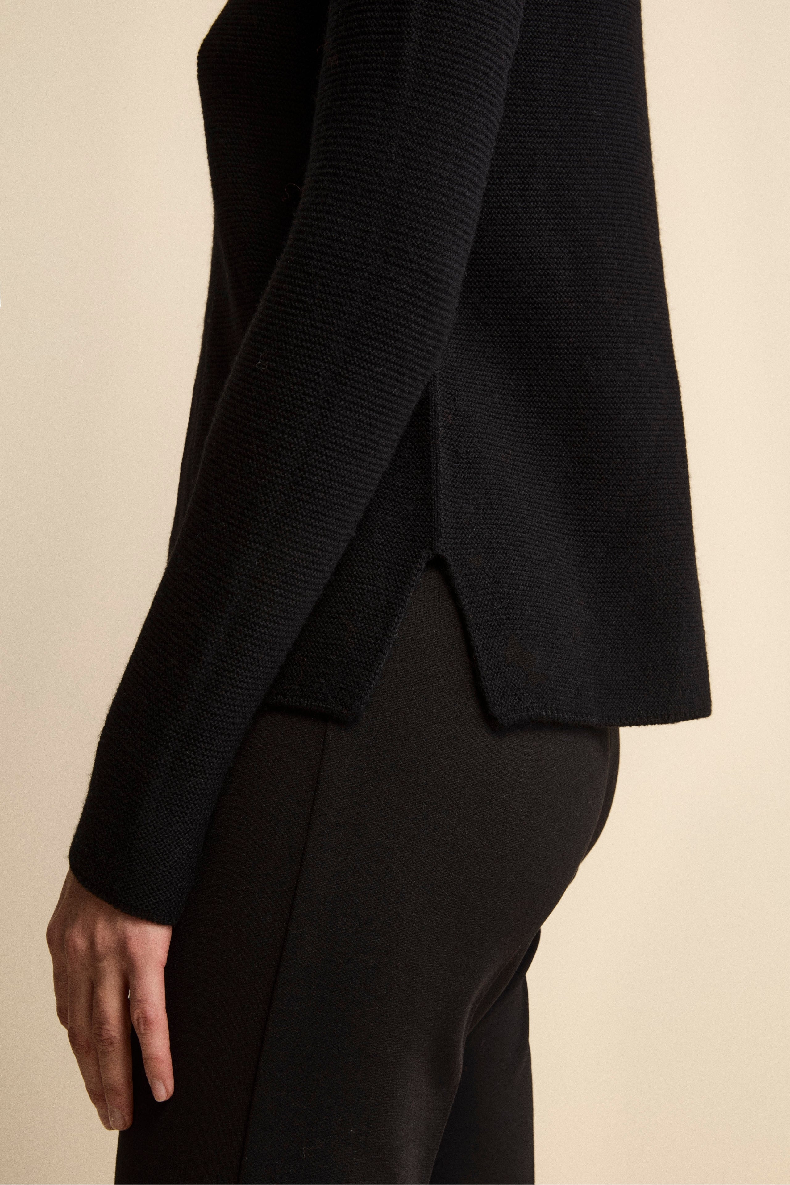 Pullover mit seitlichen Schlitzen aus Merinowolle - SCHWARZ