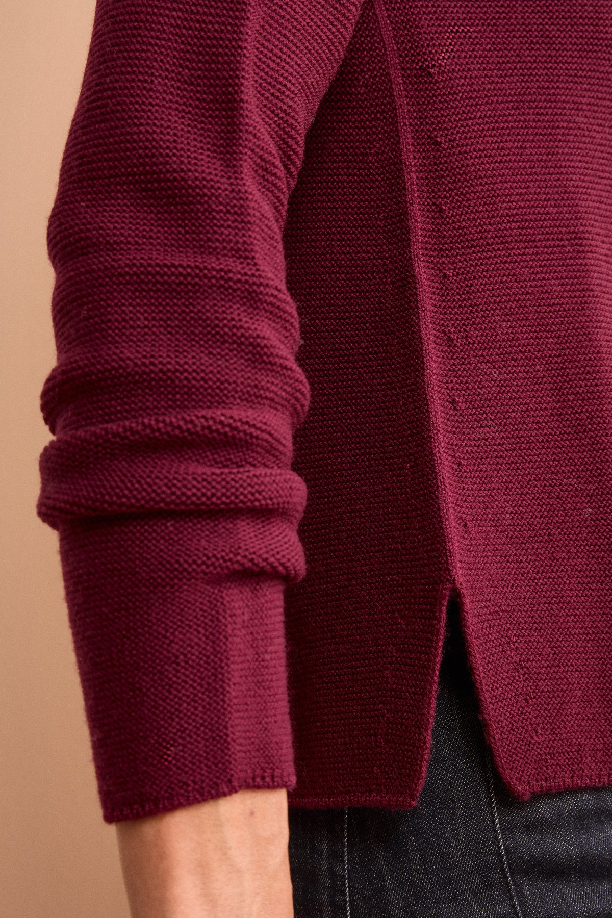 Pullover mit seitlichen Schlitzen aus Merinowolle - Burgundisch
