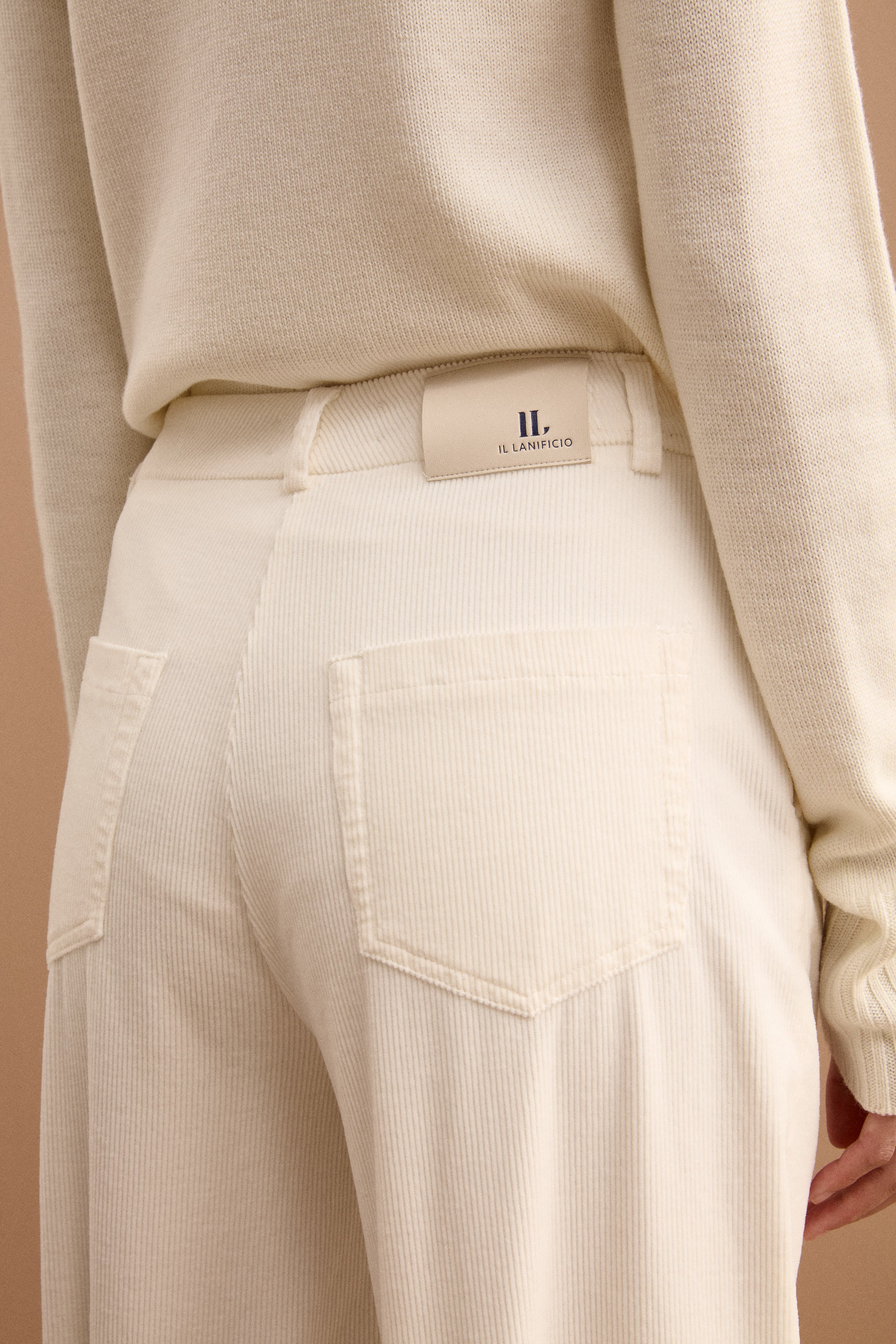 Cordhose mit weiter Beinlinie - CREAM