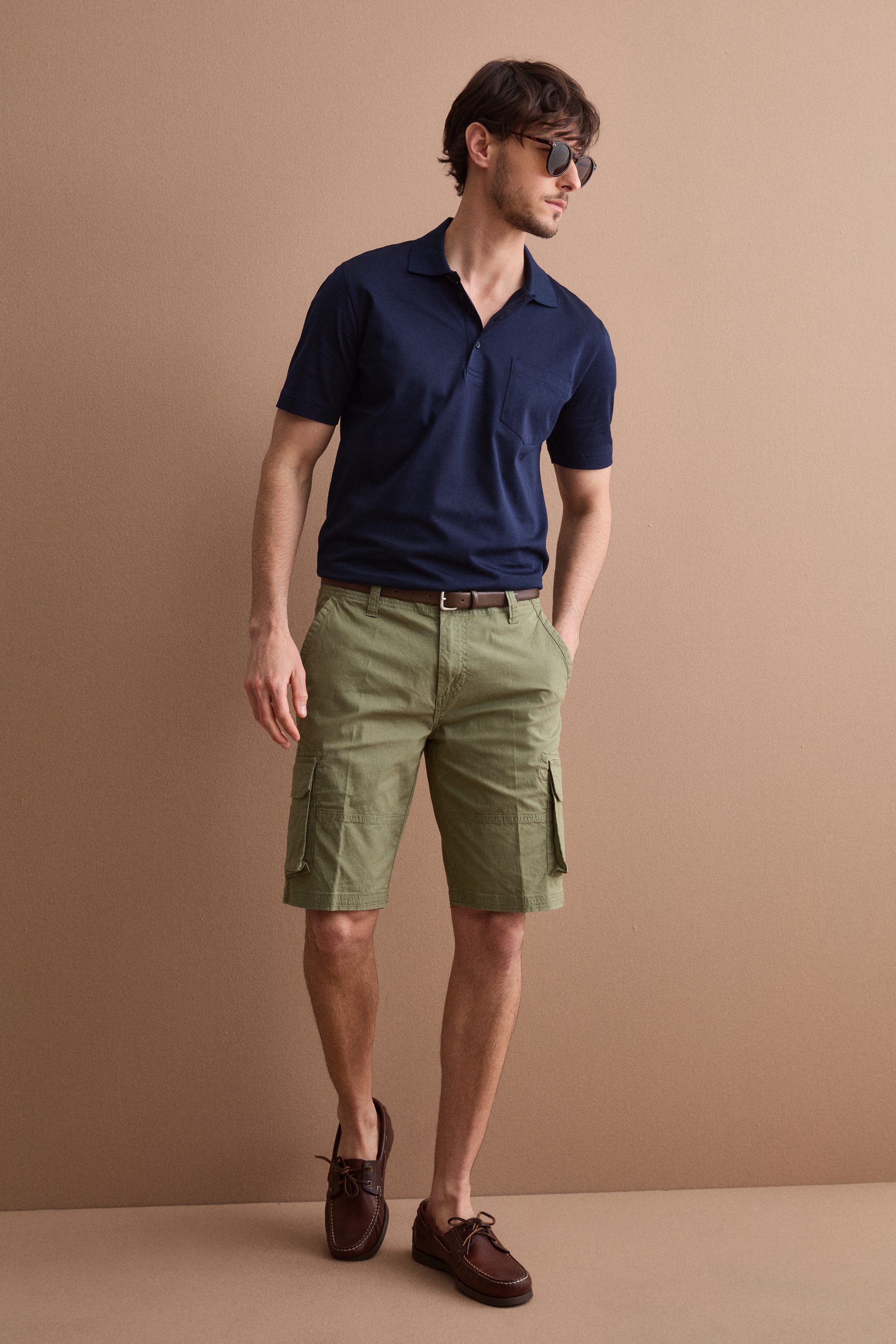 Men’s cotton cargo bermuda shorts with side pockets - Sage green