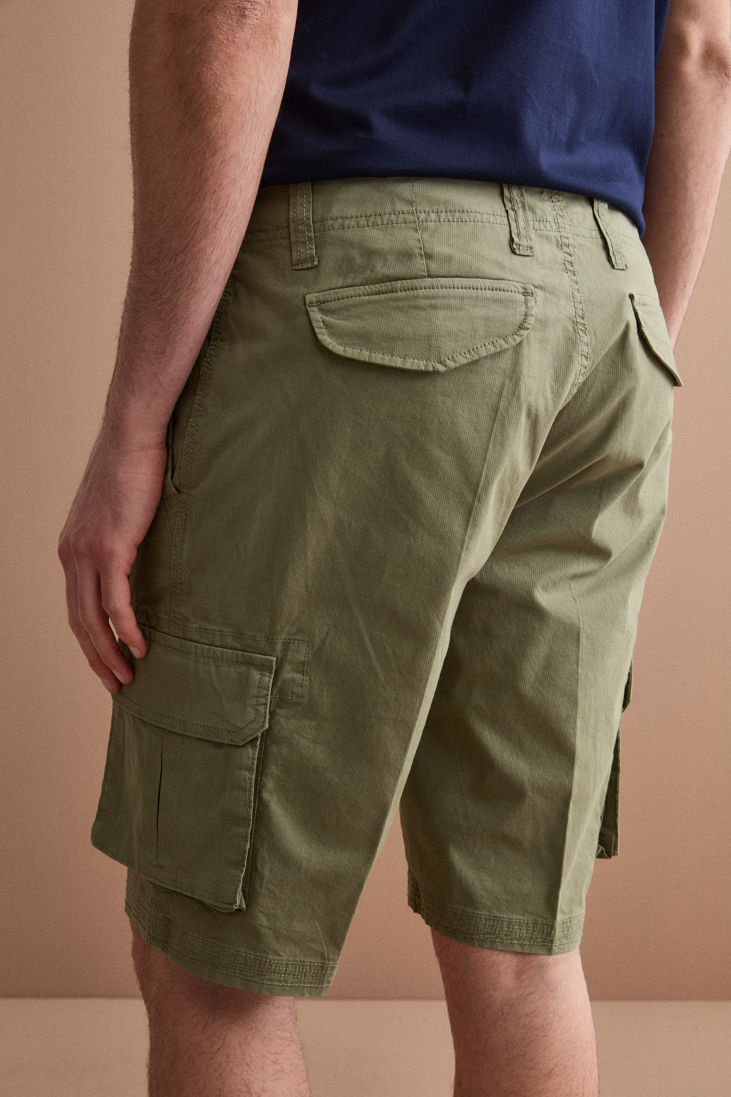 Men’s cotton cargo bermuda shorts with side pockets - Sage green