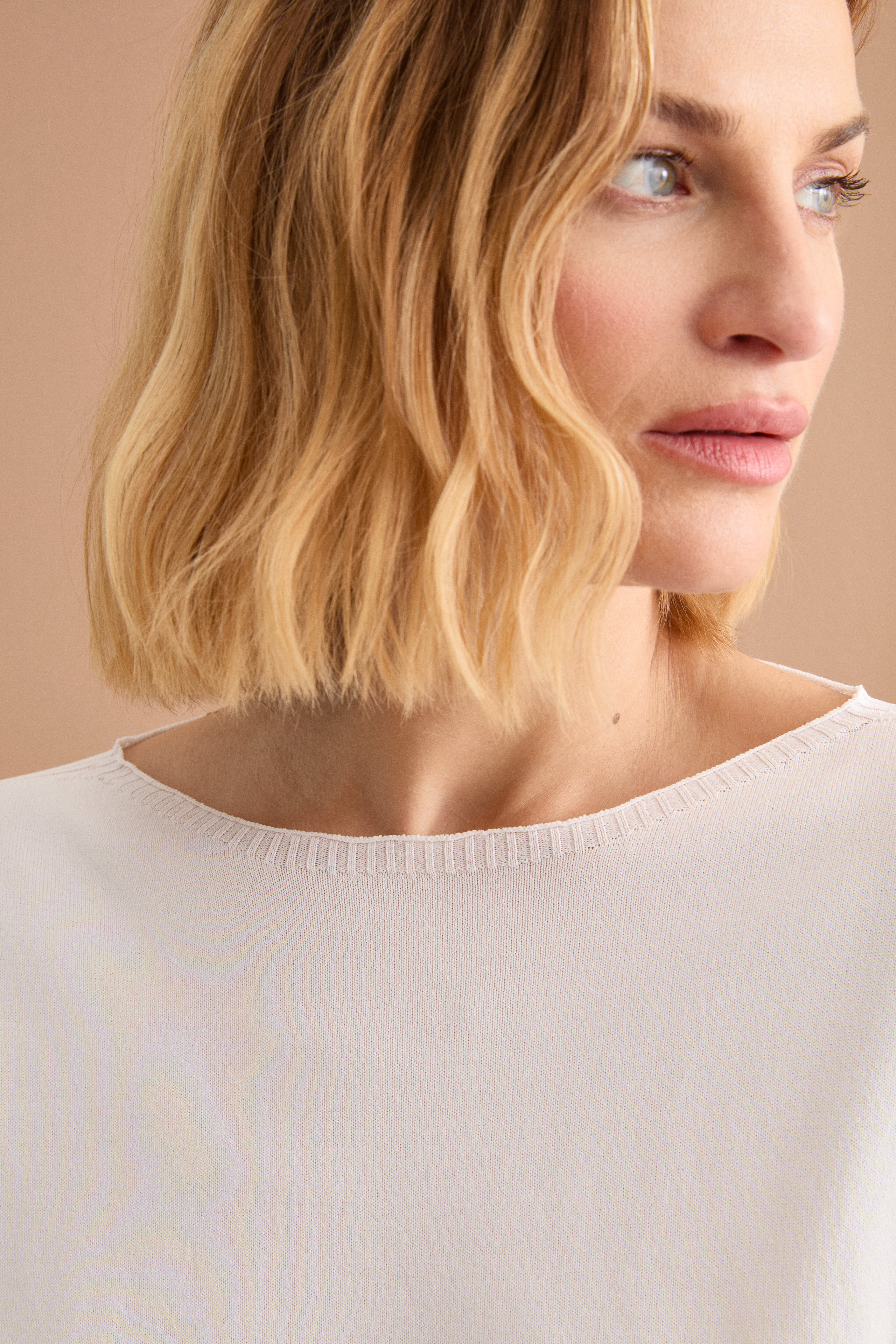 Boxy-Strickshirt mit U-Boot-Ausschnitt und Rippdetails - WEISS