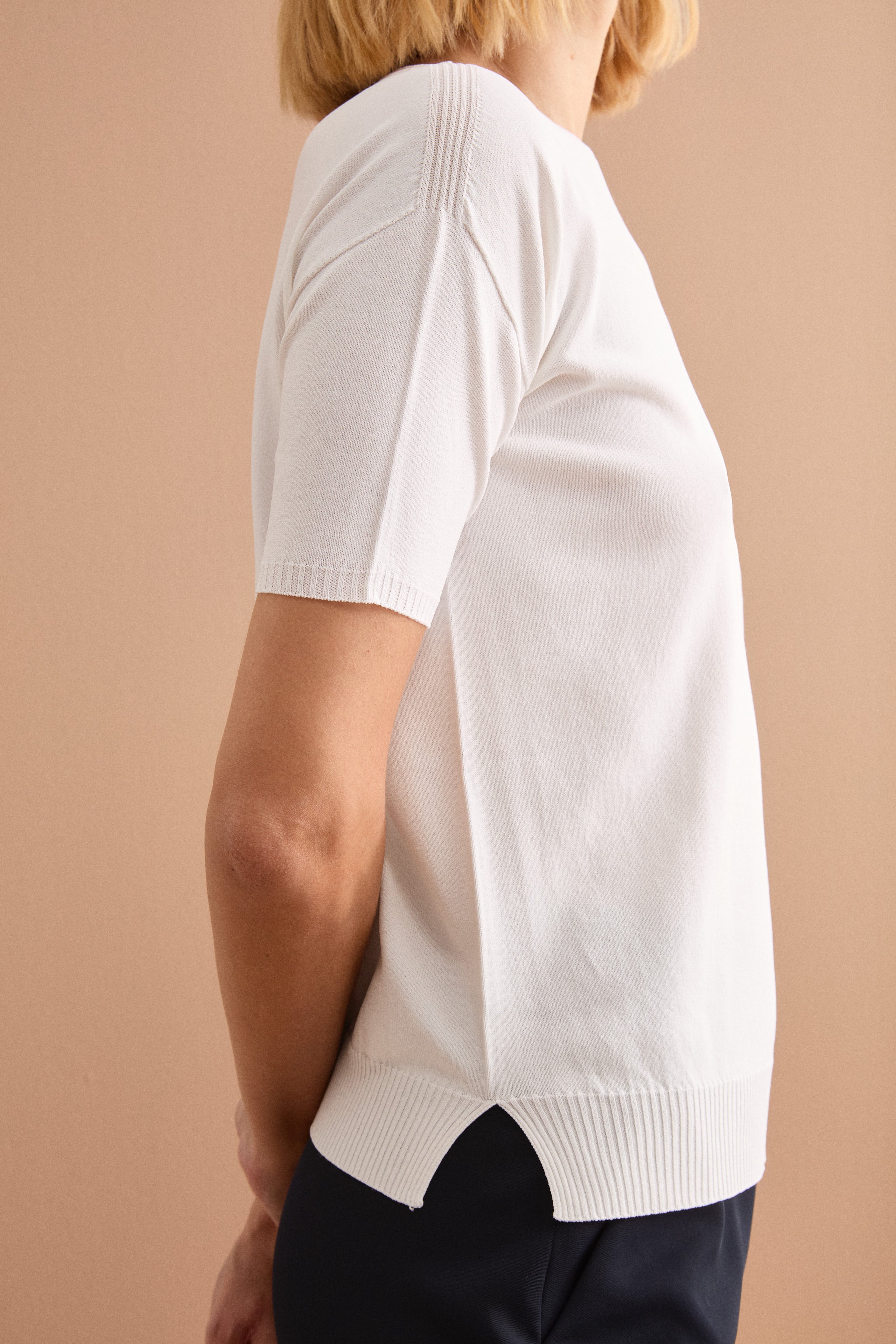 Boxy-Strickshirt mit U-Boot-Ausschnitt und Rippdetails - WEISS