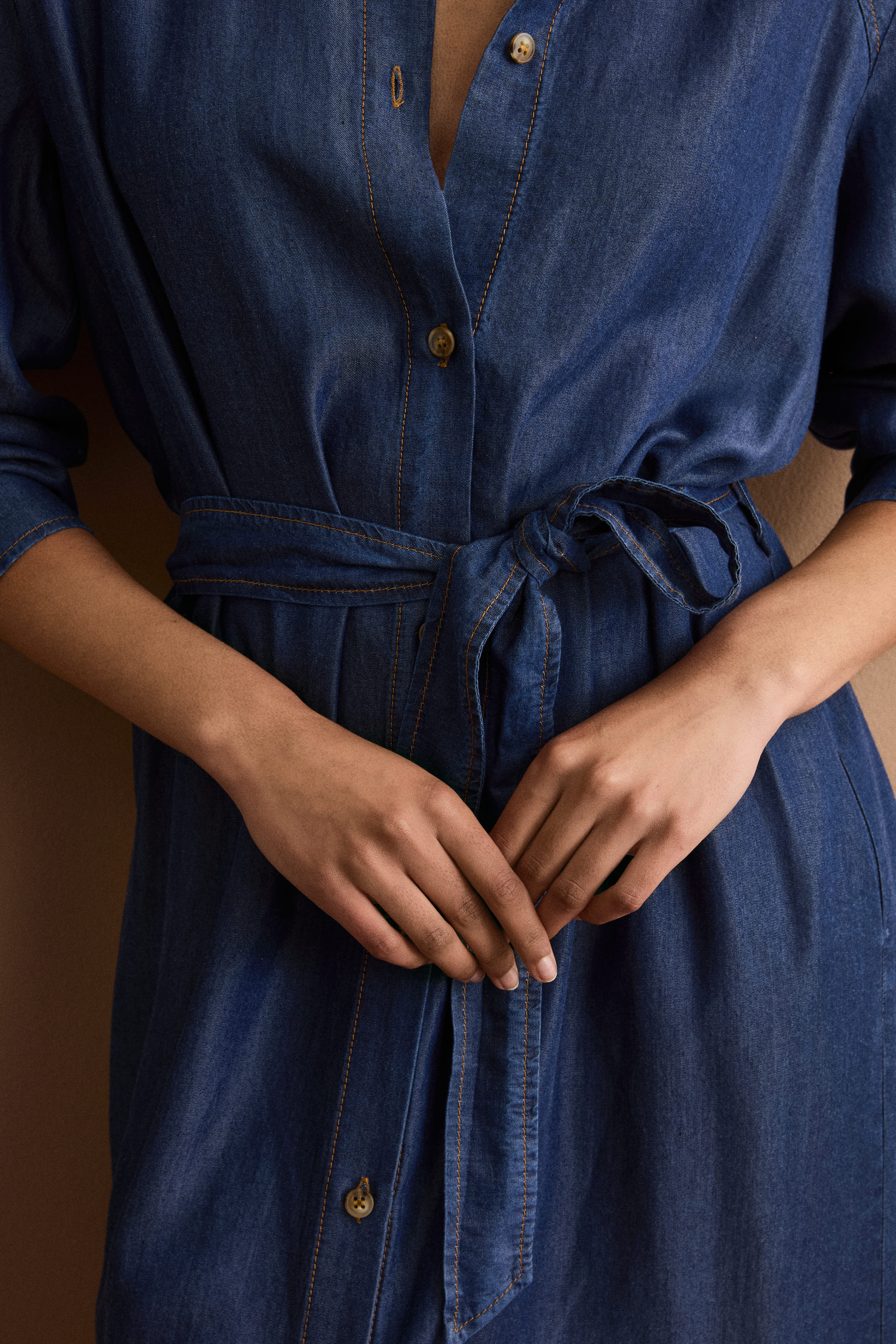 Langes Denim-Hemdkleid mit Gürtel - DENIM