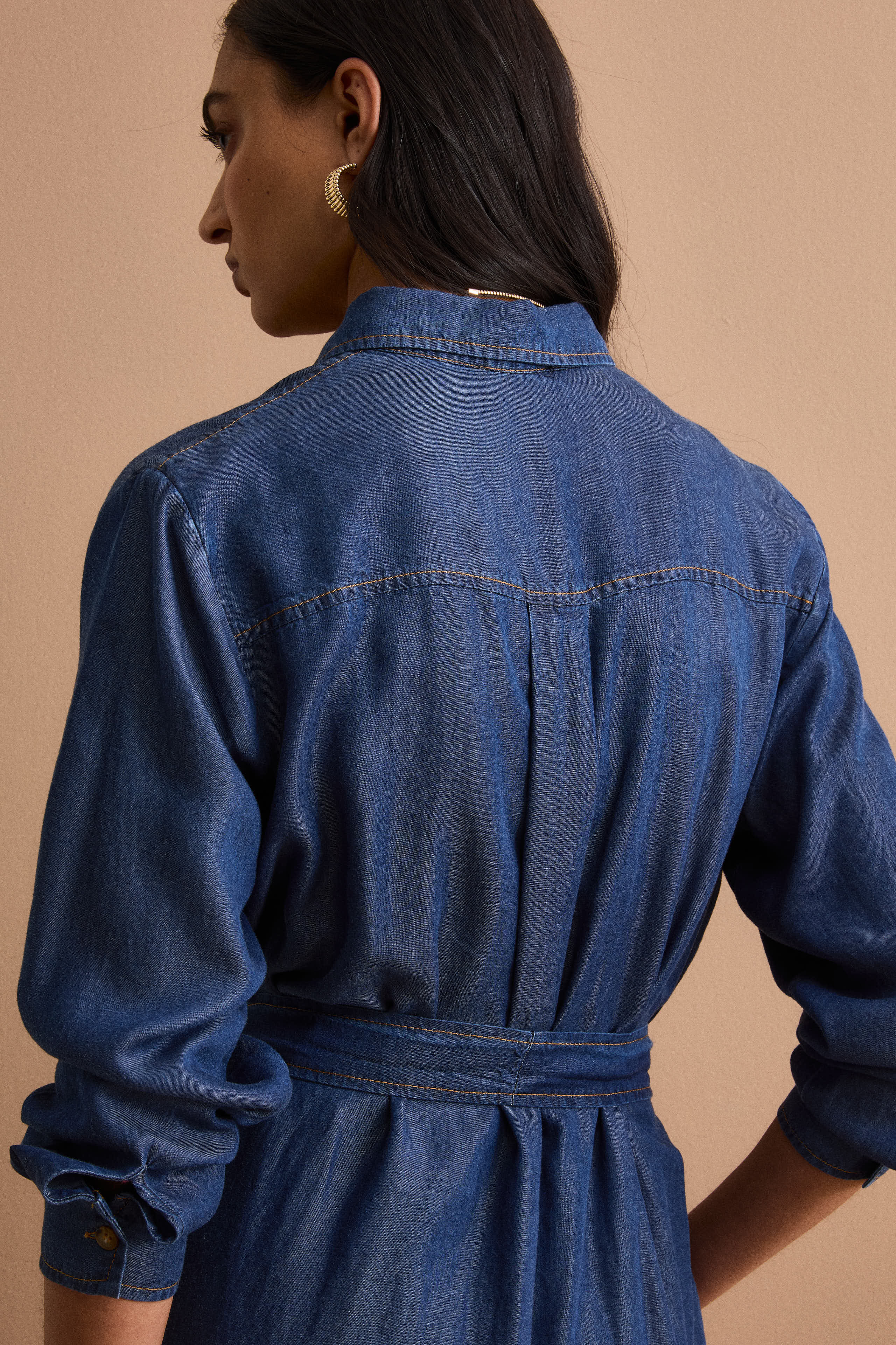 Langes Denim-Hemdkleid mit Gürtel - DENIM