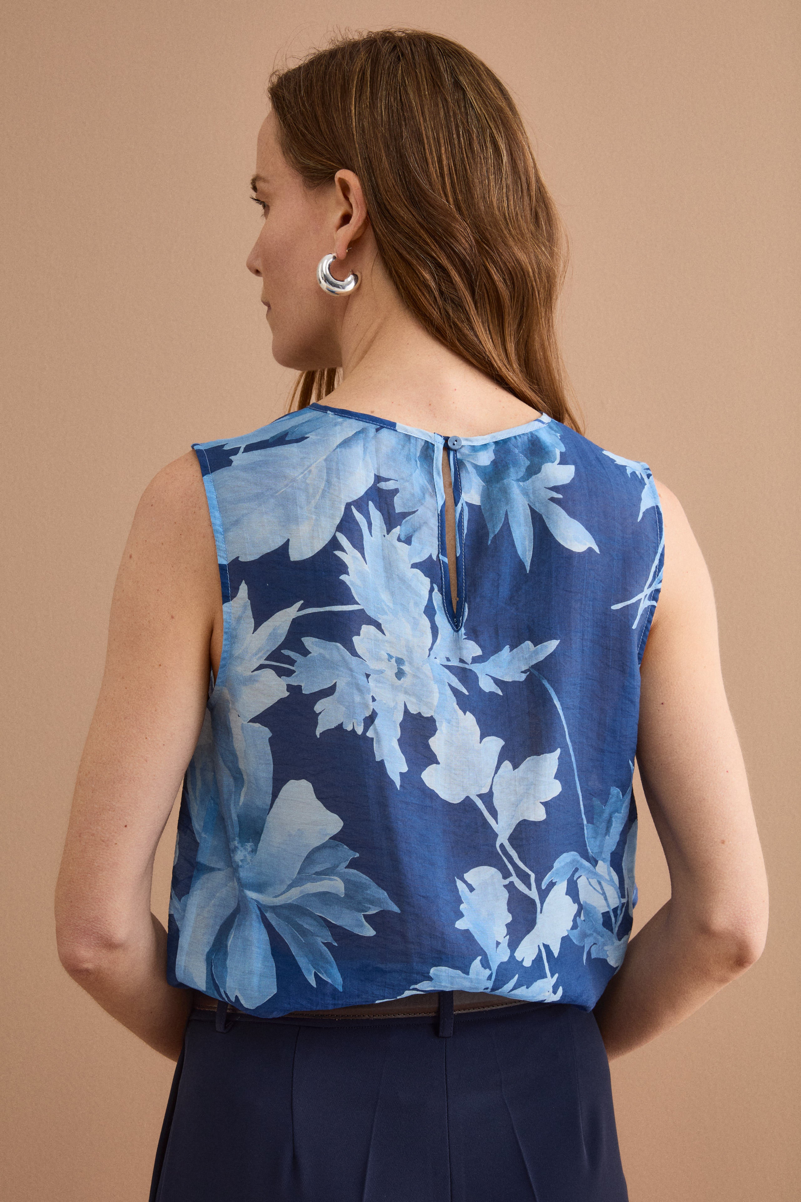 Ärmelloses florales Top für festliche Anlässe - Hellblaues Muster