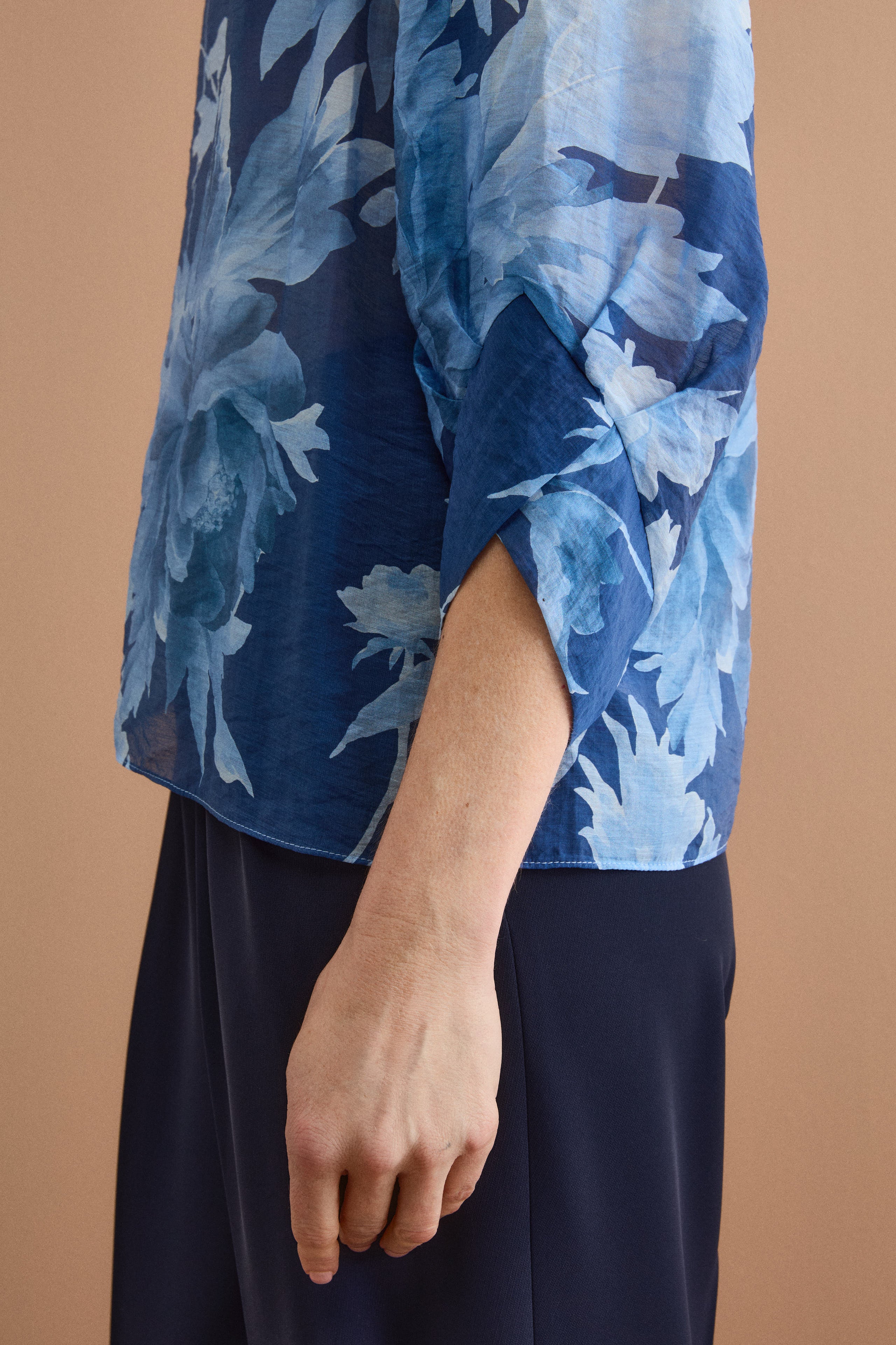 Tunique florale de cérémonie avec manches froncées - Motif bleu clair