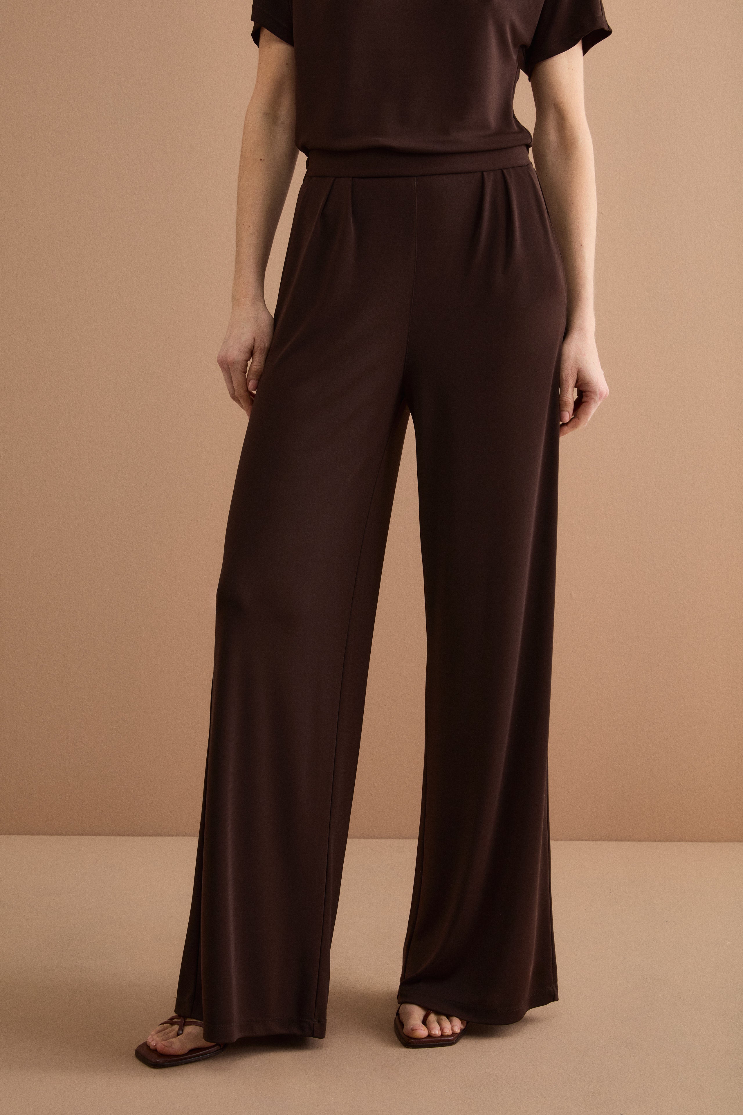 Elegant Jersey Crêpe Trousers with Pleats - -