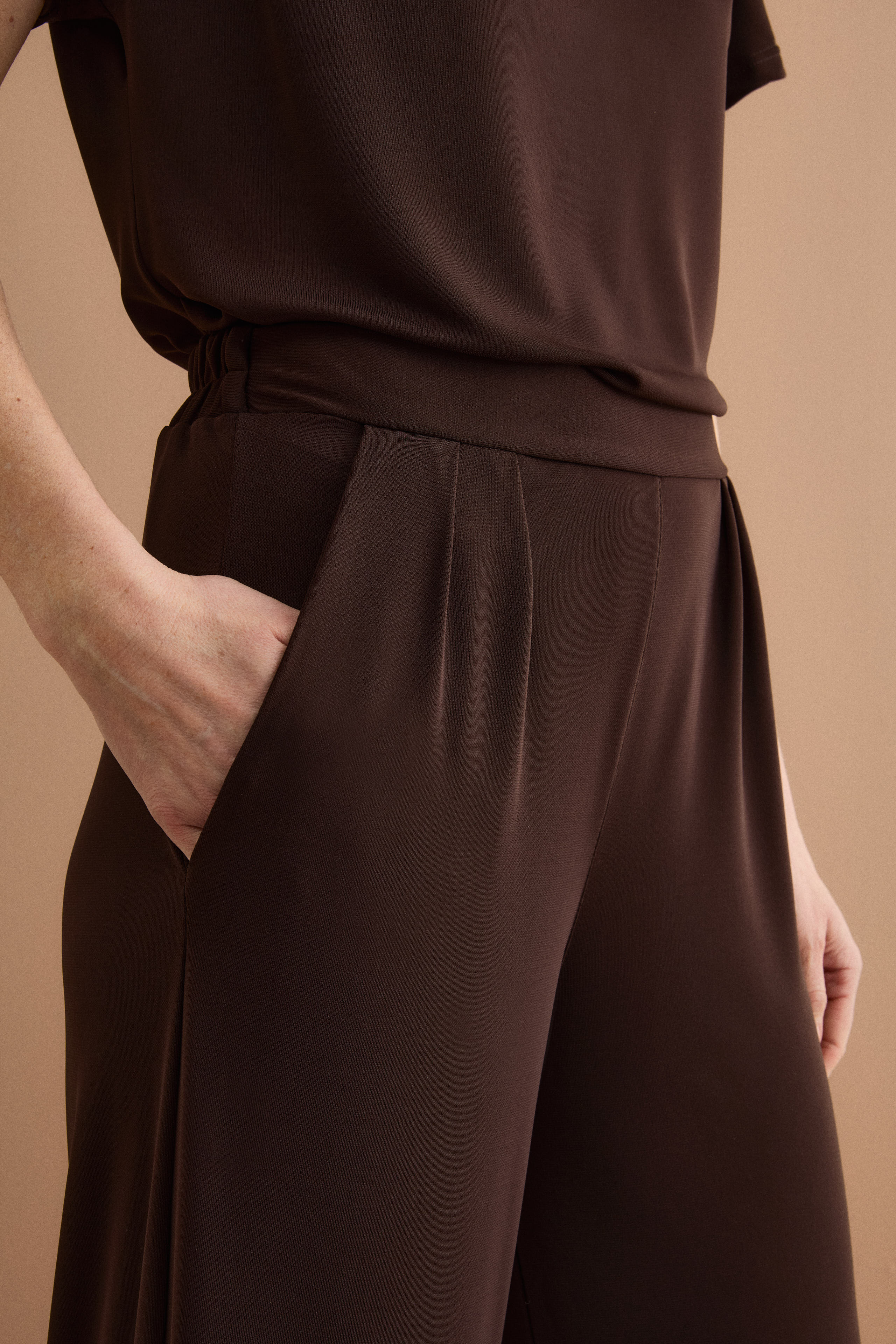 Elegant Jersey Crêpe Trousers with Pleats - -