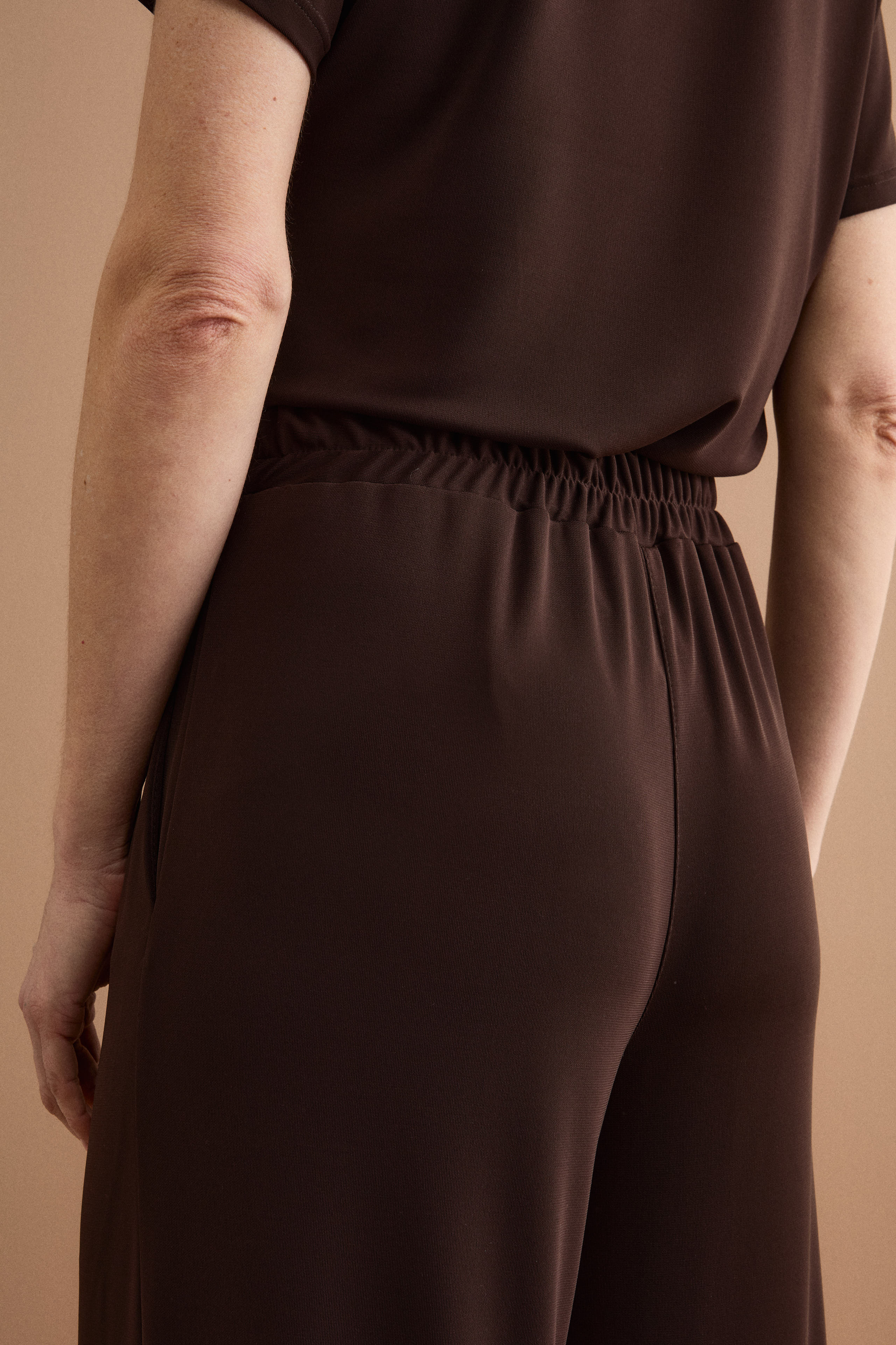 Elegant Jersey Crêpe Trousers with Pleats - -