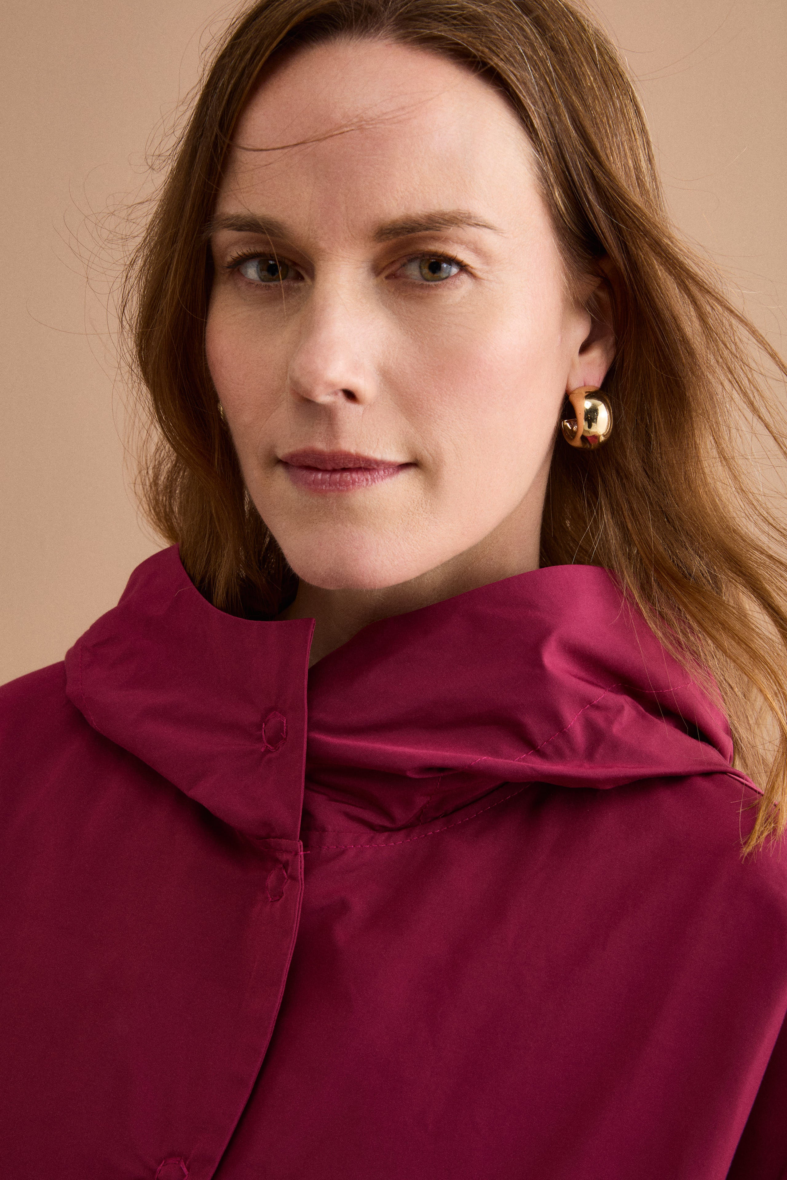 Oversize-Trenchcoat mit Kapuze aus Baumwollmischung - Burgundisch