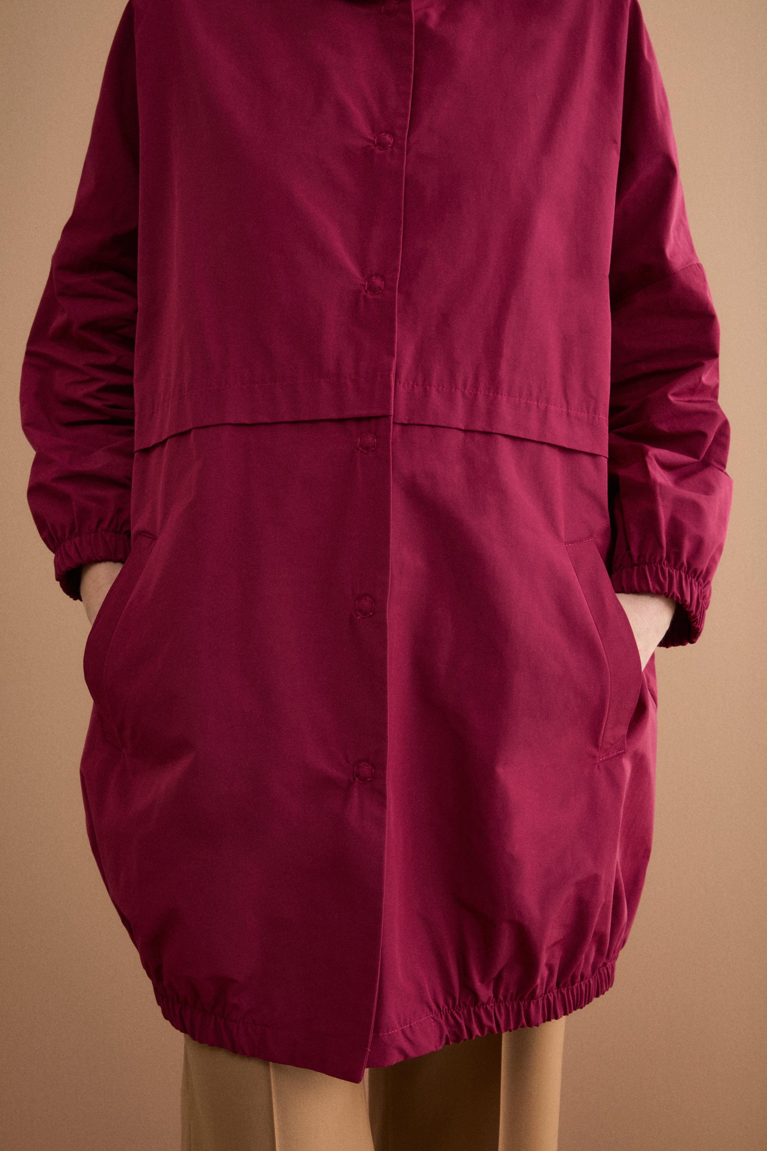 Oversize-Trenchcoat mit Kapuze aus Baumwollmischung - Burgundisch