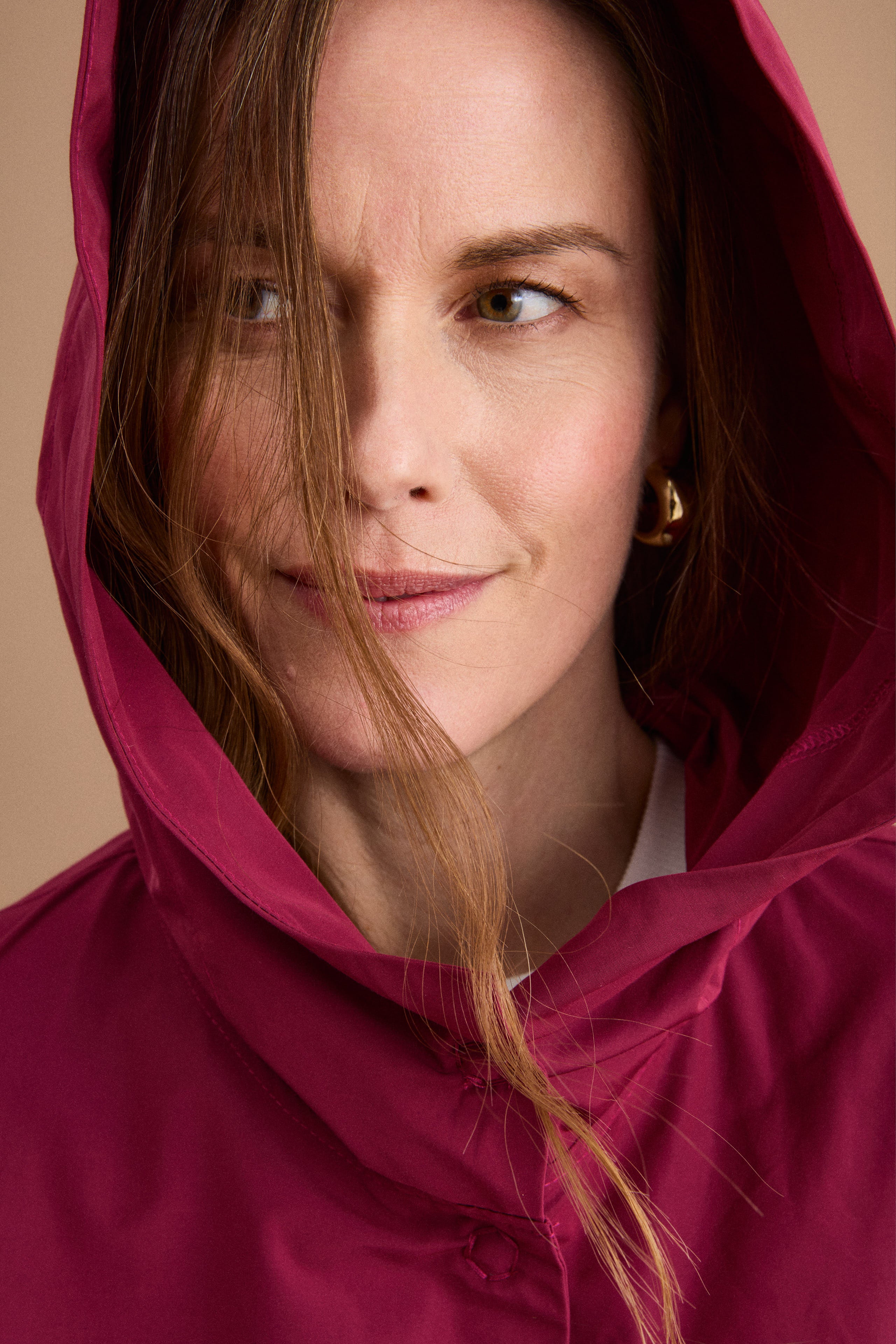 Oversize-Trenchcoat mit Kapuze aus Baumwollmischung - Burgundisch