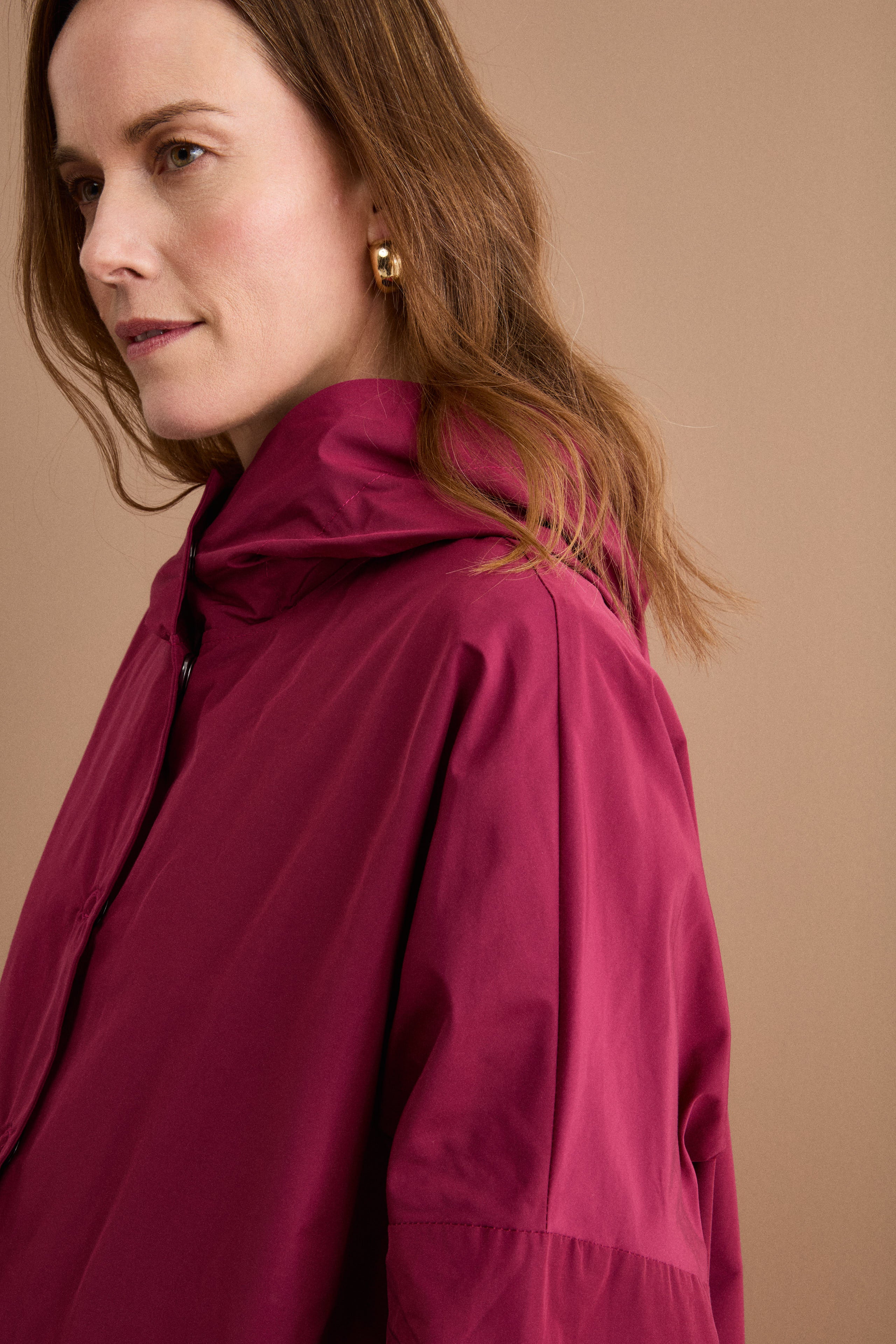 Oversize-Trenchcoat mit Kapuze aus Baumwollmischung - Burgundisch