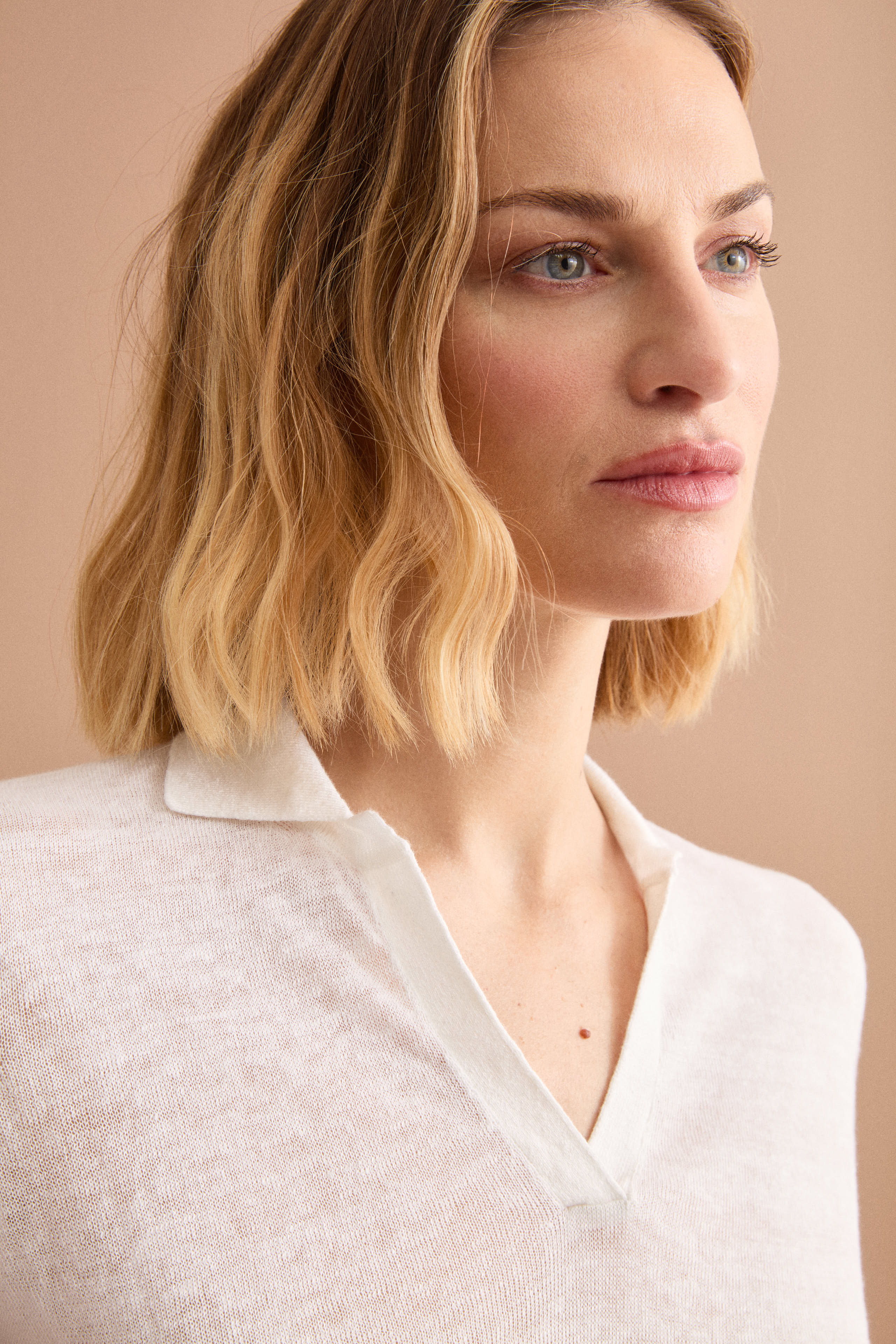 Damen Boxy Polo mit V-Ausschnitt - WEISS