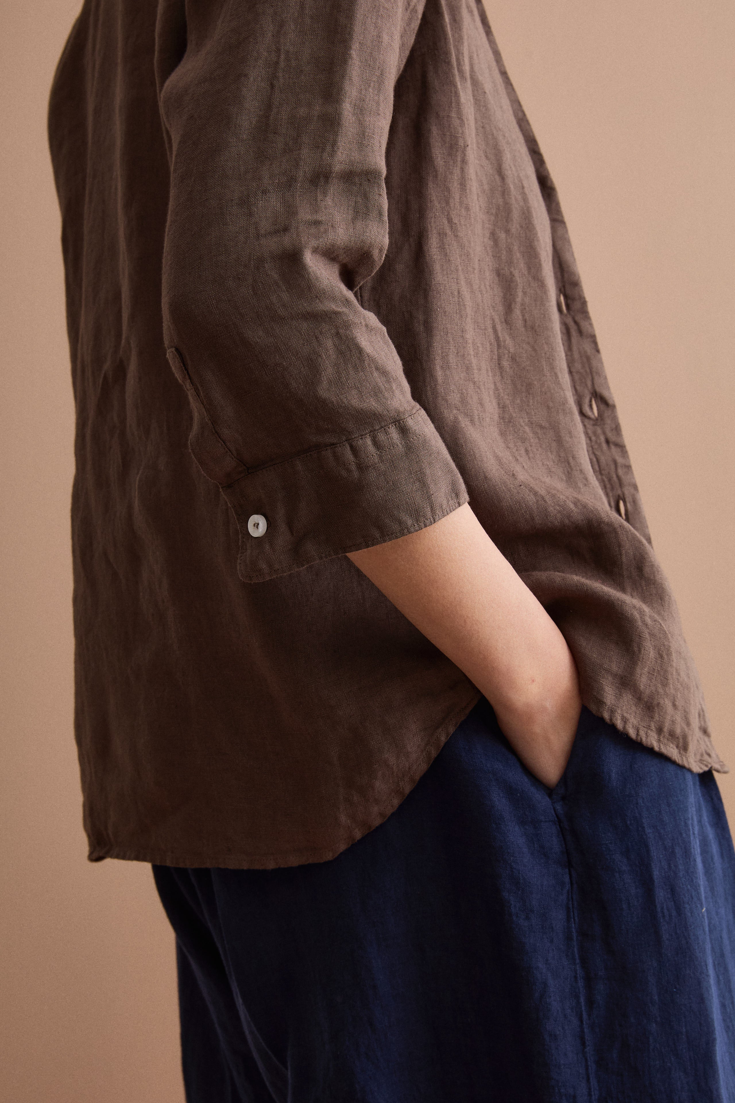 Oversize-Leinenhemd mit offenem Ausschnitt - Dunkelbraun