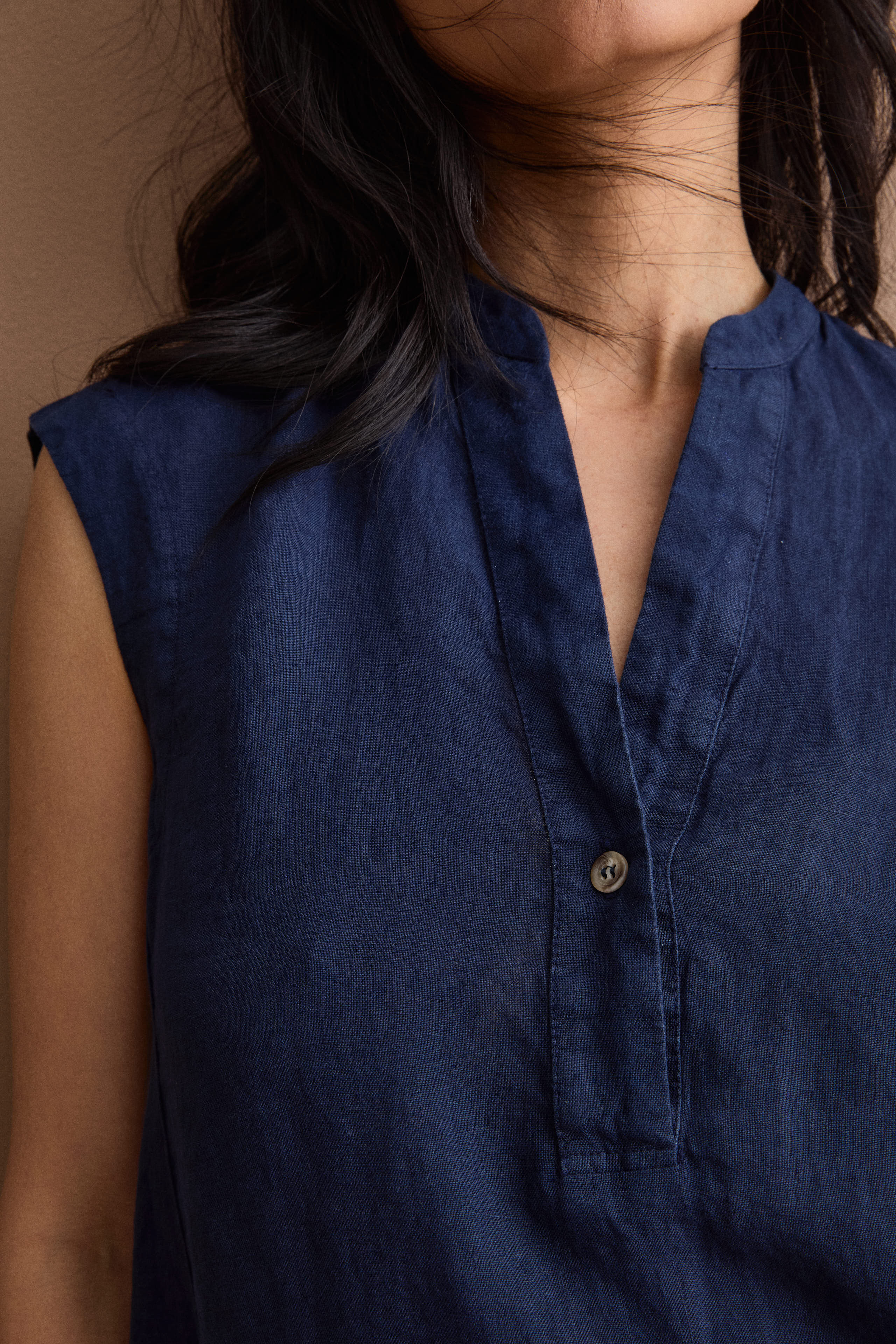 Sleeveless Linen Top with V-Neck - Navy blue