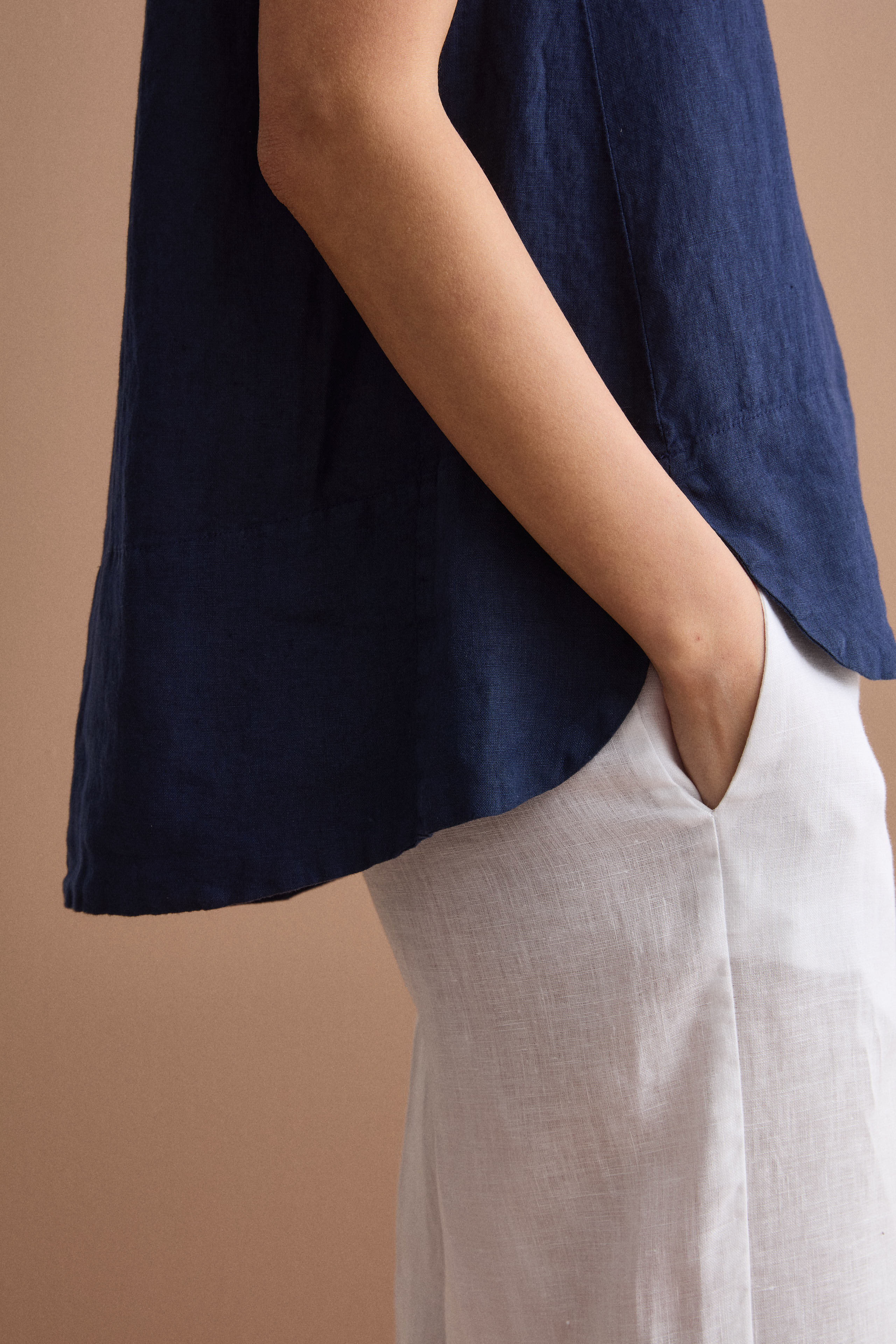 Sleeveless Linen Top with V-Neck - Navy blue