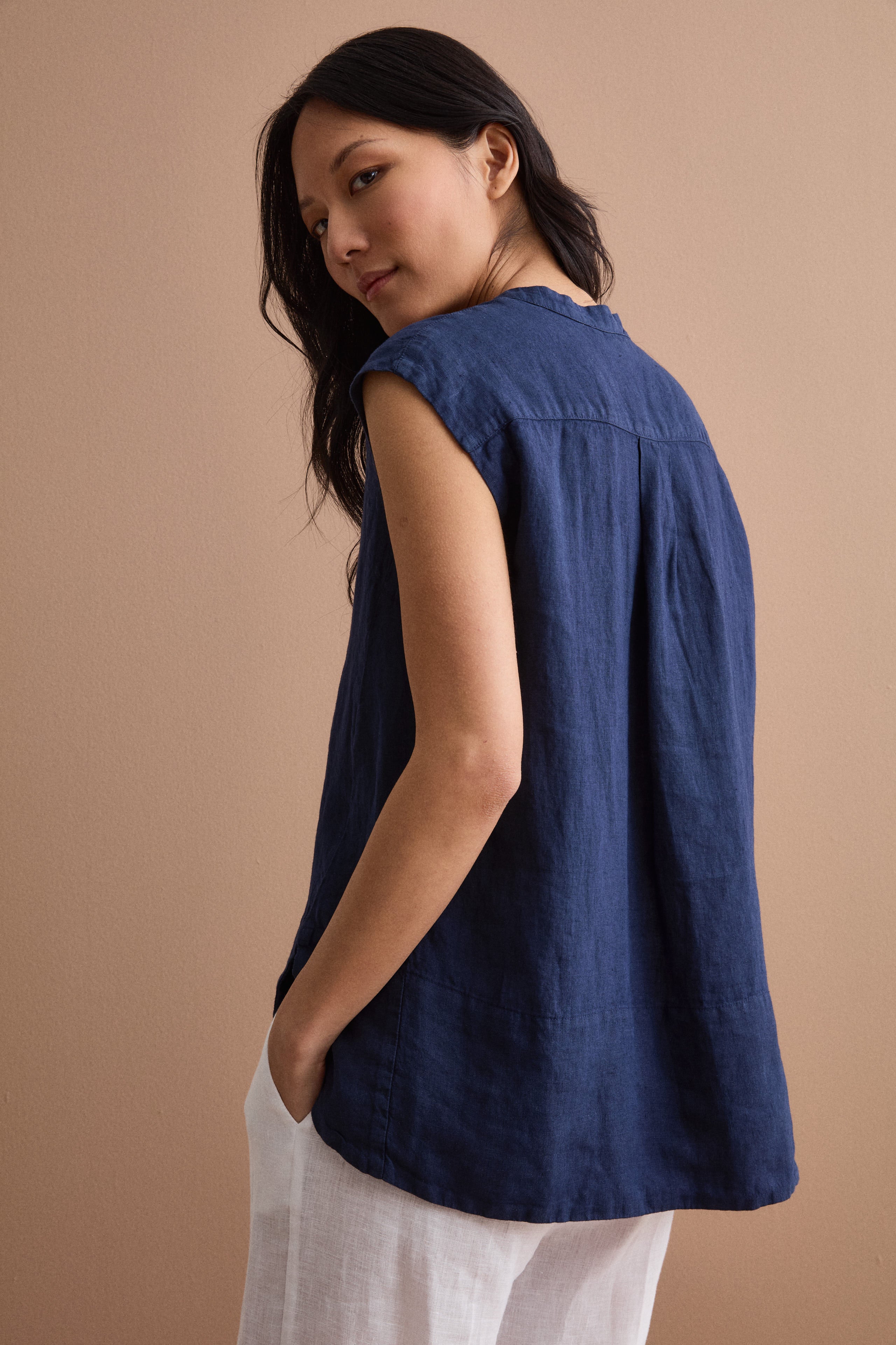 Sleeveless Linen Top with V-Neck - Navy blue