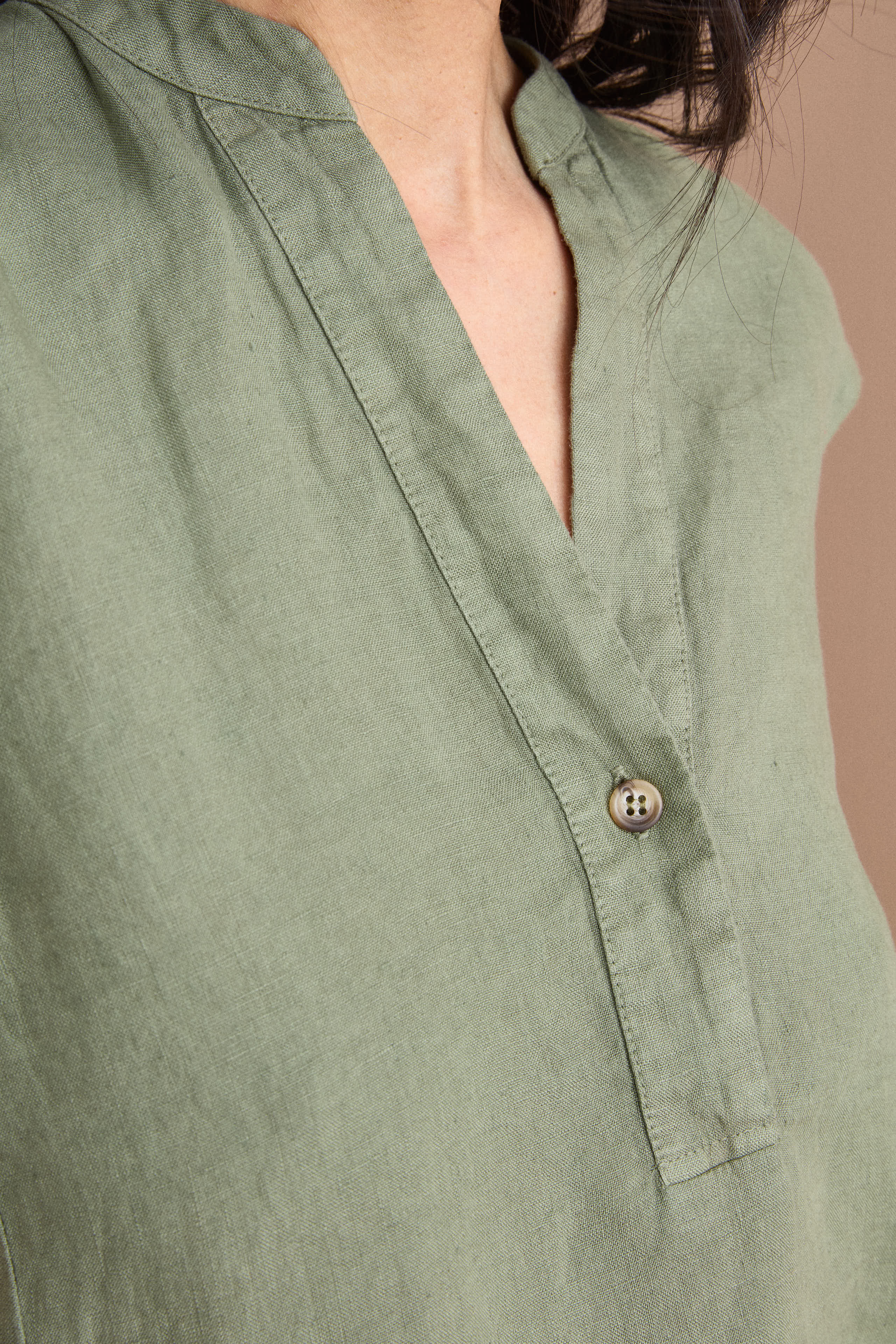 Top Sans Manches en Lin avec Col V - Vert militaire