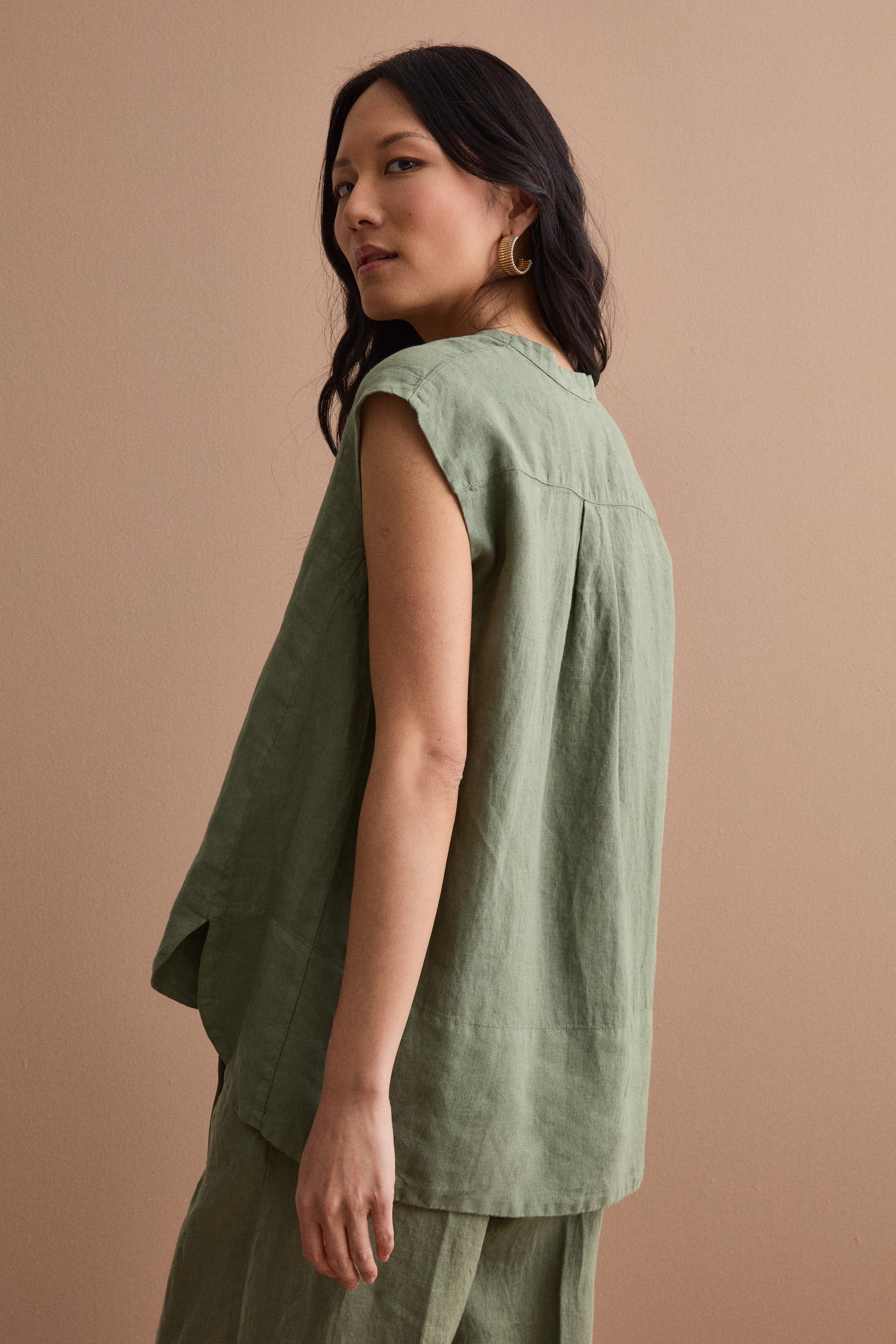 Top Sans Manches en Lin avec Col V - Vert militaire