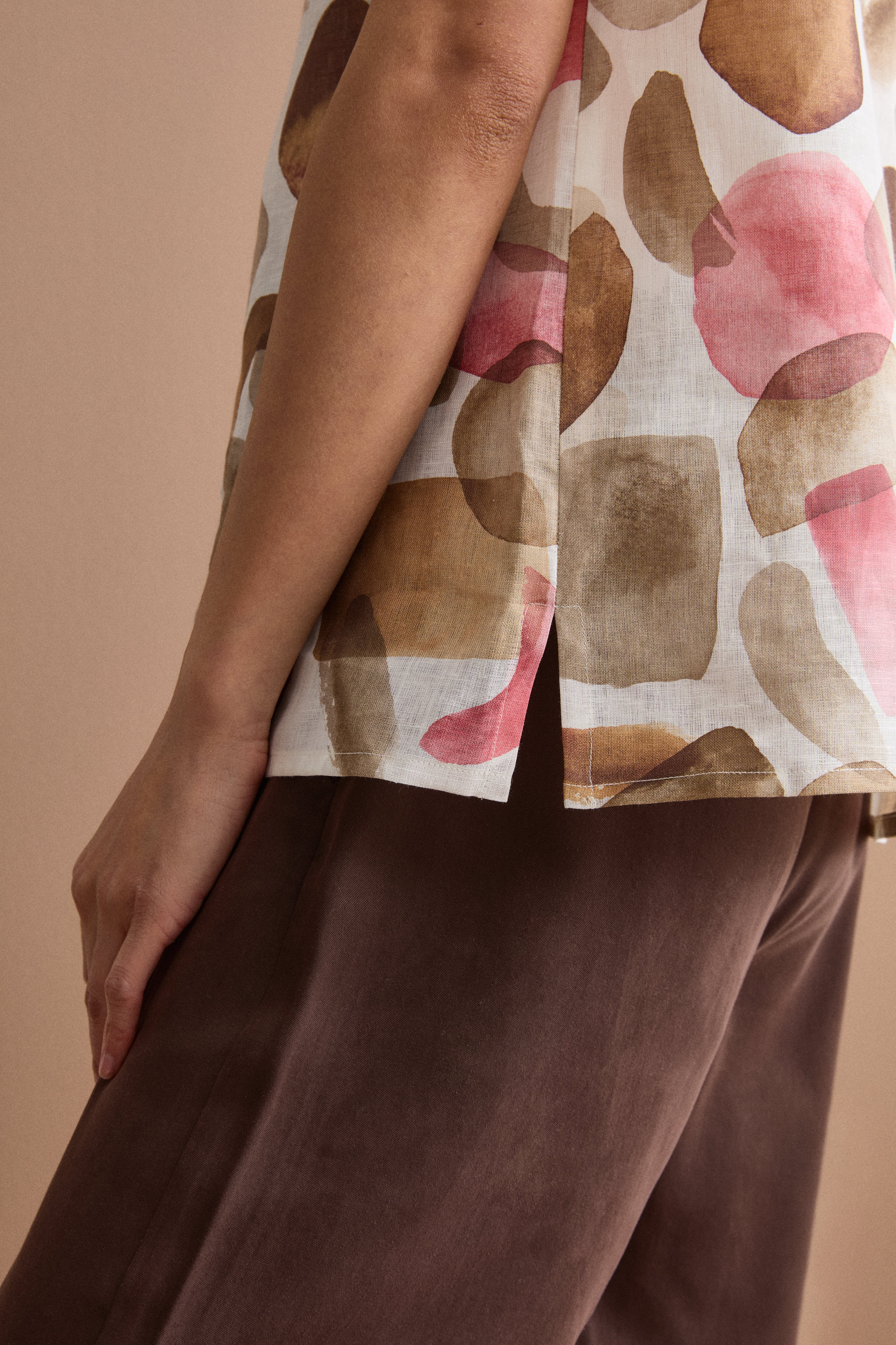 Top sans manches fantaisie en lin - Motif marron
