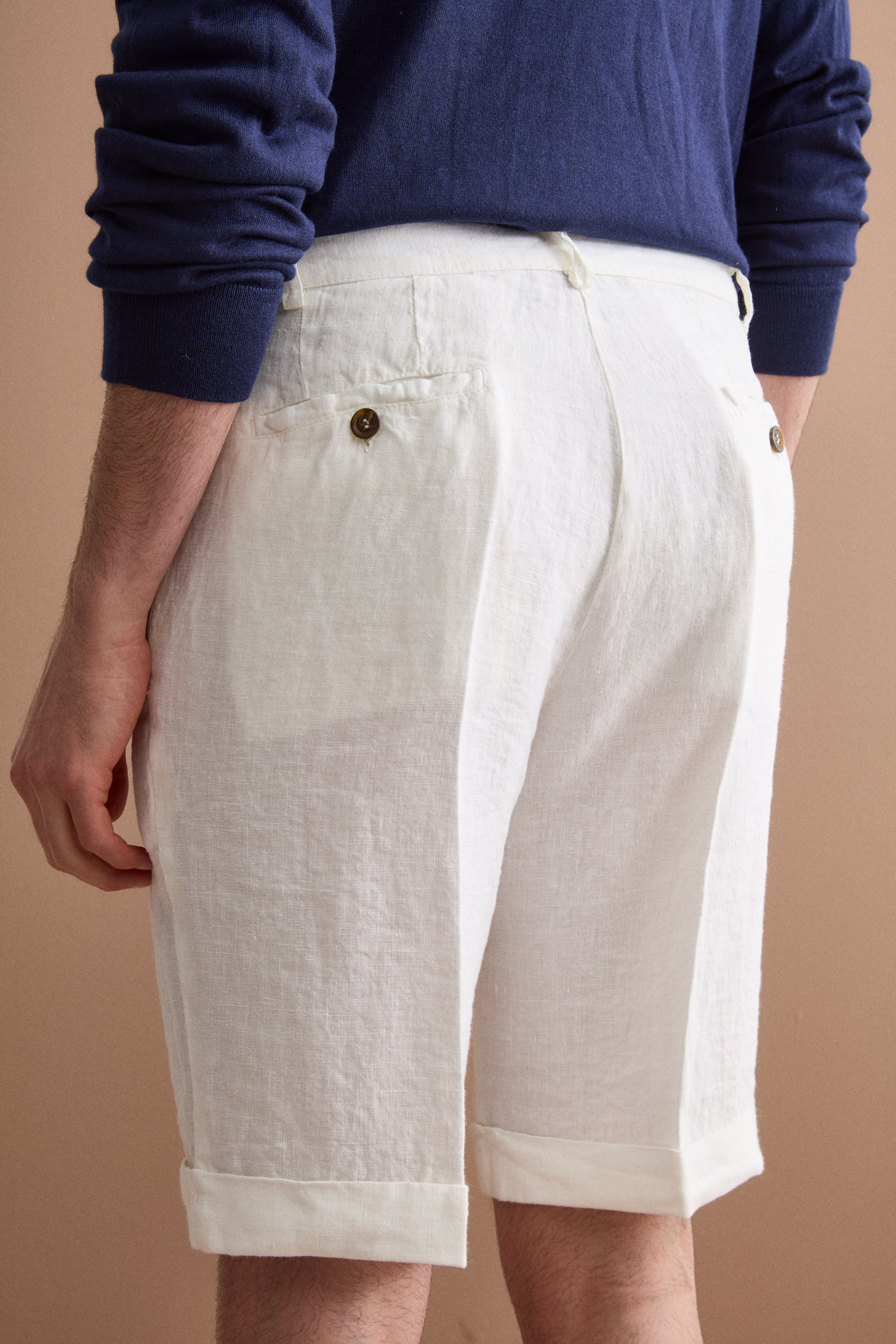 Men’s regular-fit linen bermuda shorts with turn-up hem - CREAM