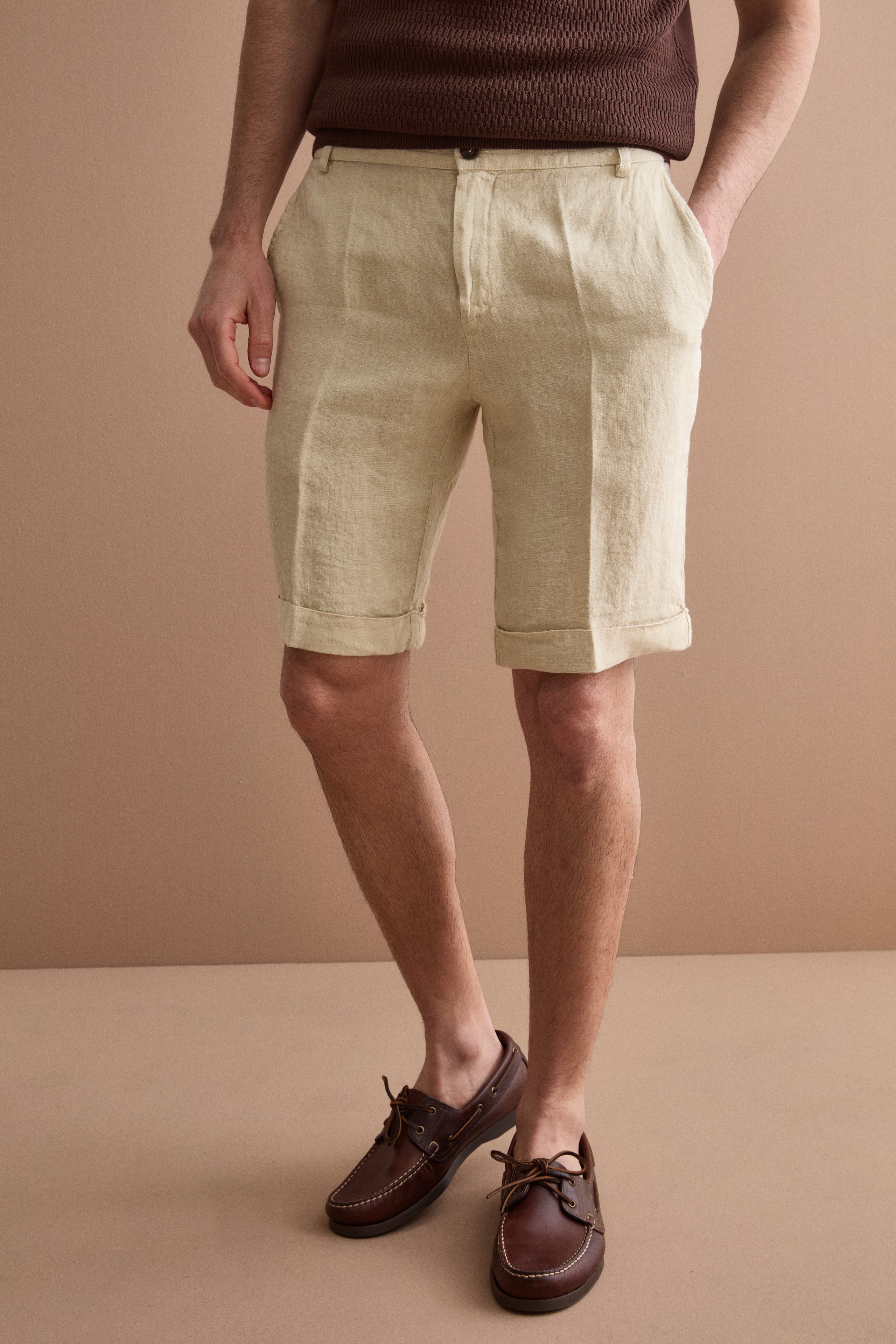 Men’s regular-fit linen bermuda shorts with turn-up hem - Sand brown