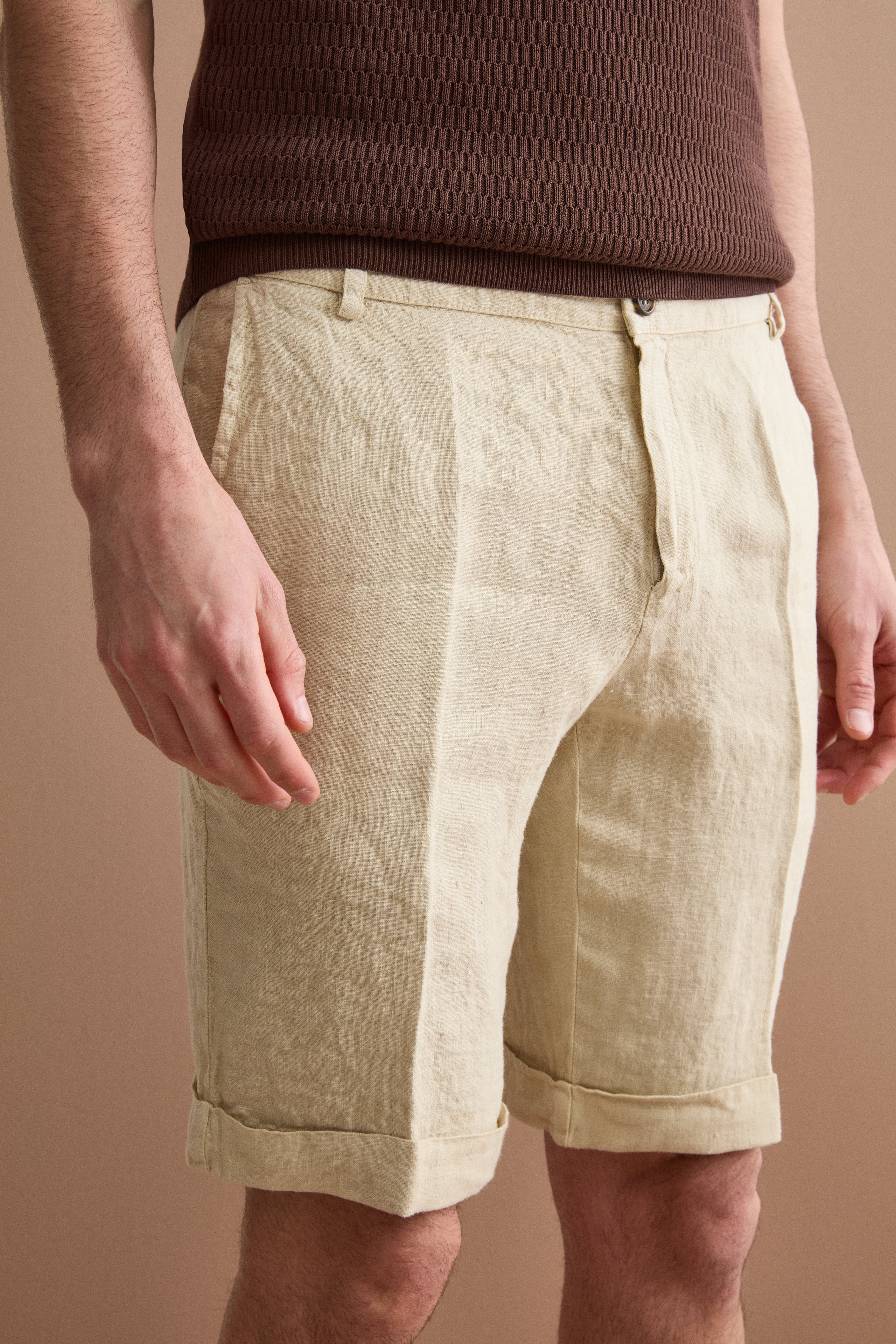 Men’s regular-fit linen bermuda shorts with turn-up hem - Sand brown