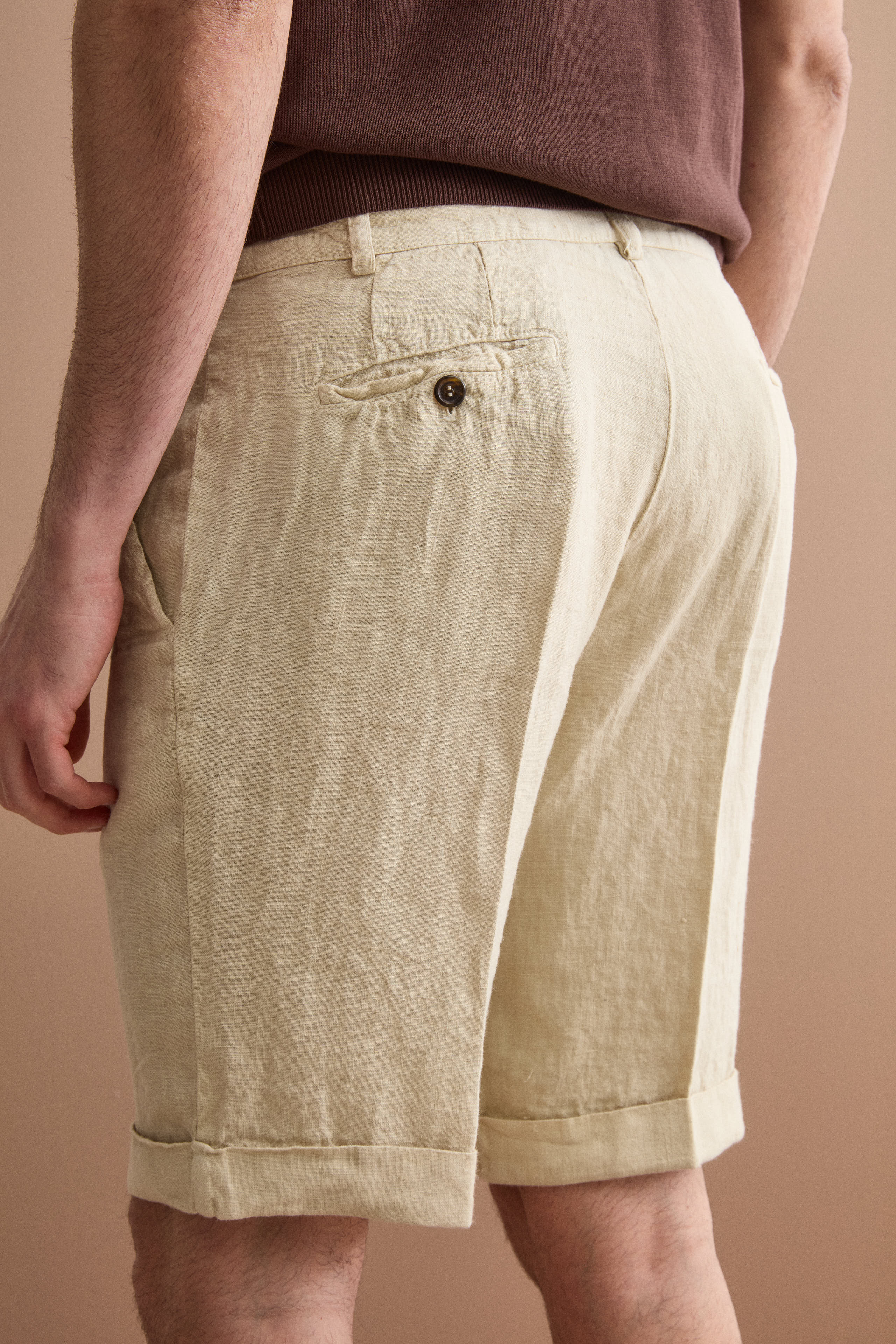 Men’s regular-fit linen bermuda shorts with turn-up hem - Sand brown