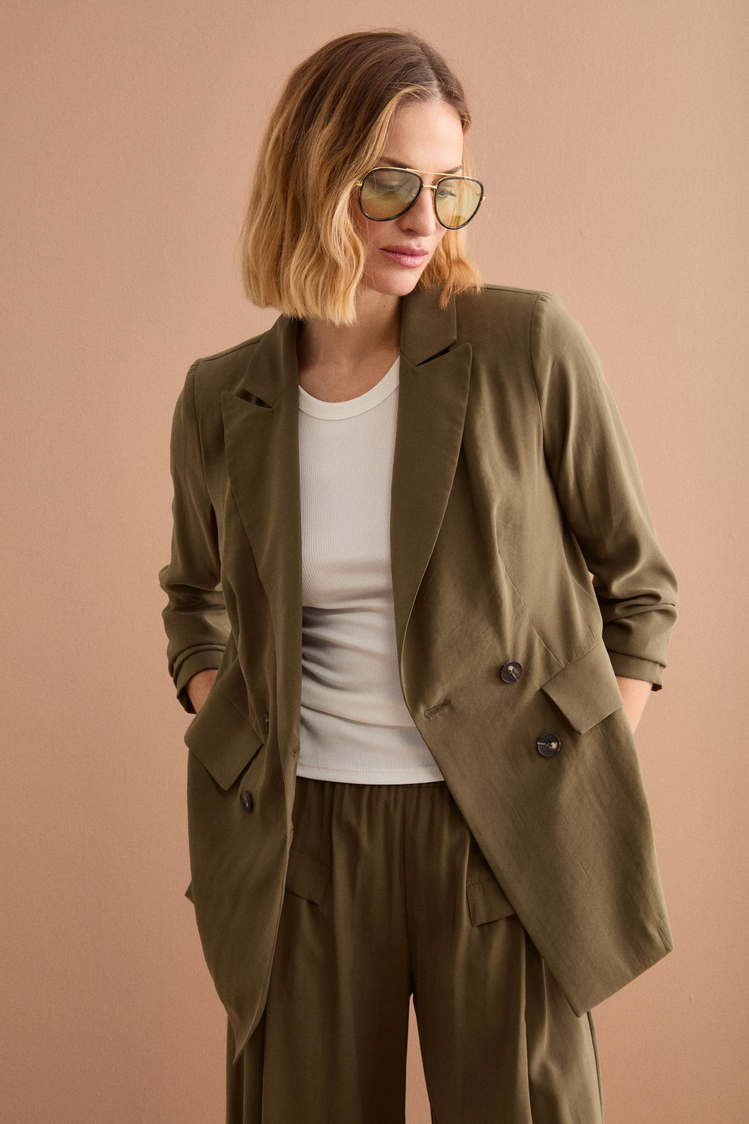 Langer Doppelreihiger Blazer mit Steigenden Revers - Militärgrün