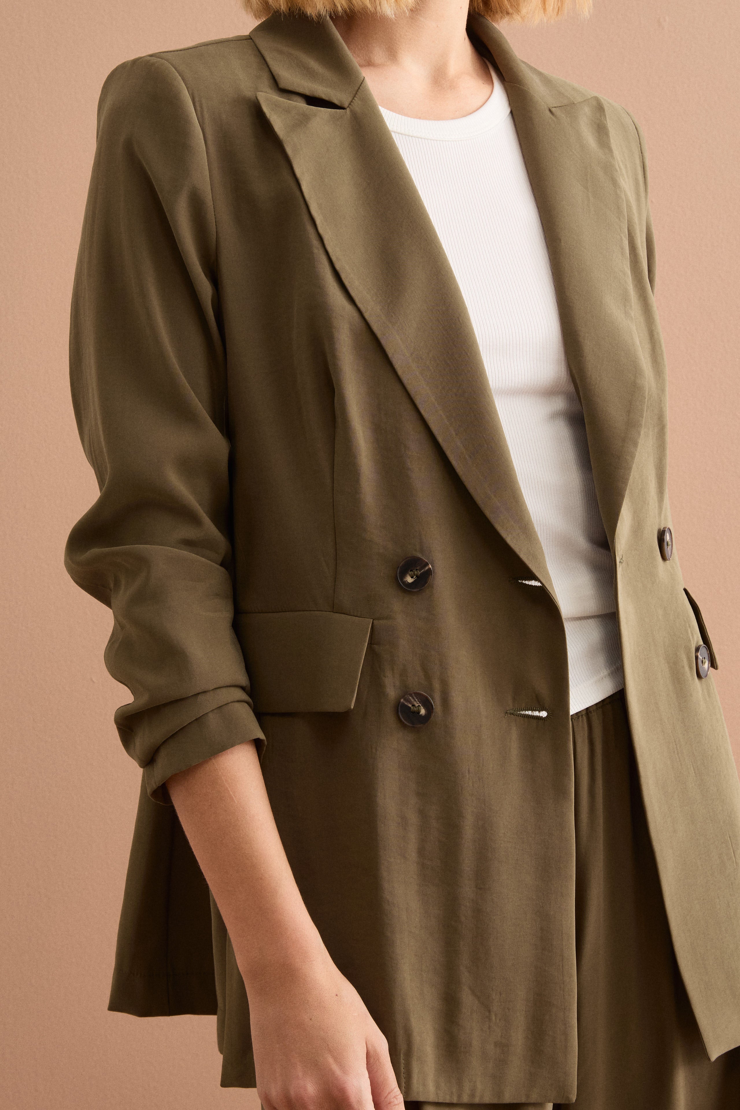 Langer Doppelreihiger Blazer mit Steigenden Revers - Militärgrün