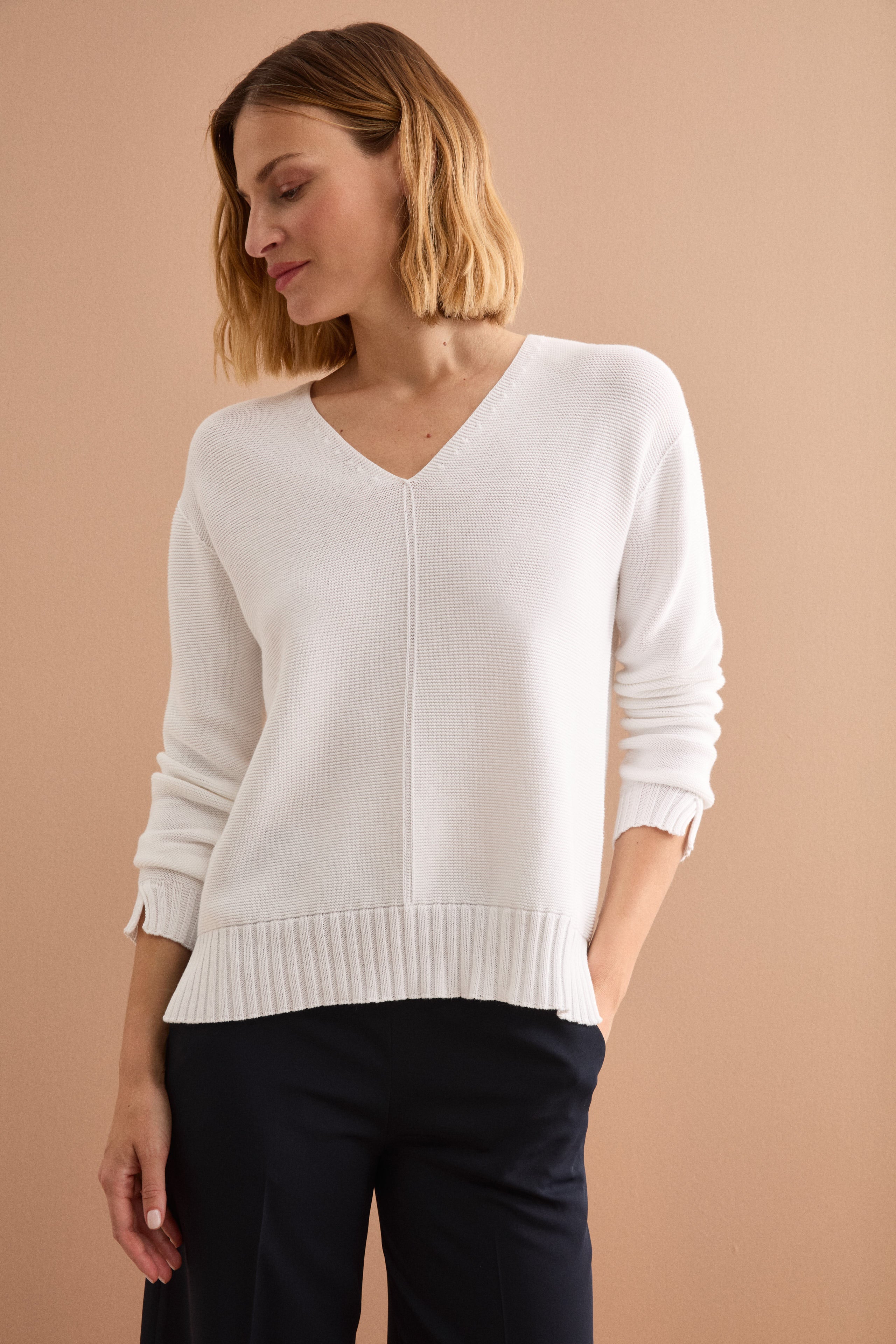 V-Ausschnitt-Pullover mit Rippdetails - WEISS