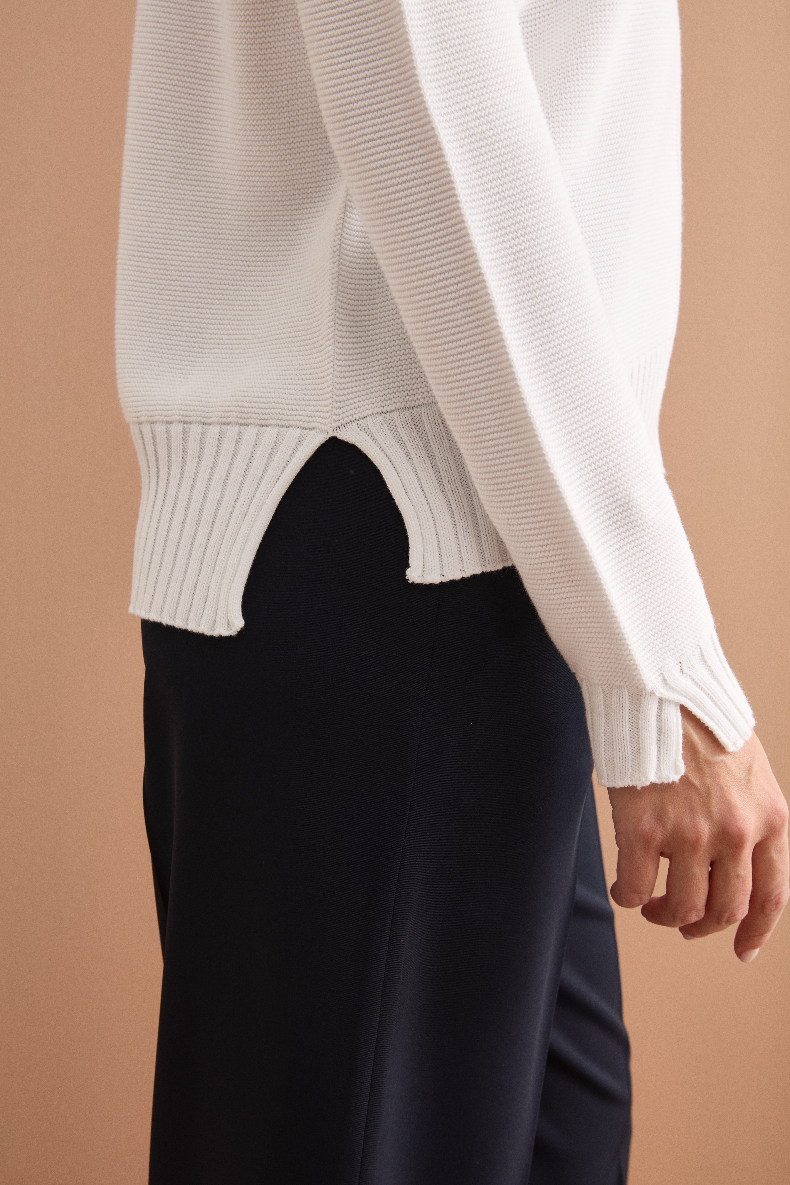 V-Ausschnitt-Pullover mit Rippdetails - WEISS