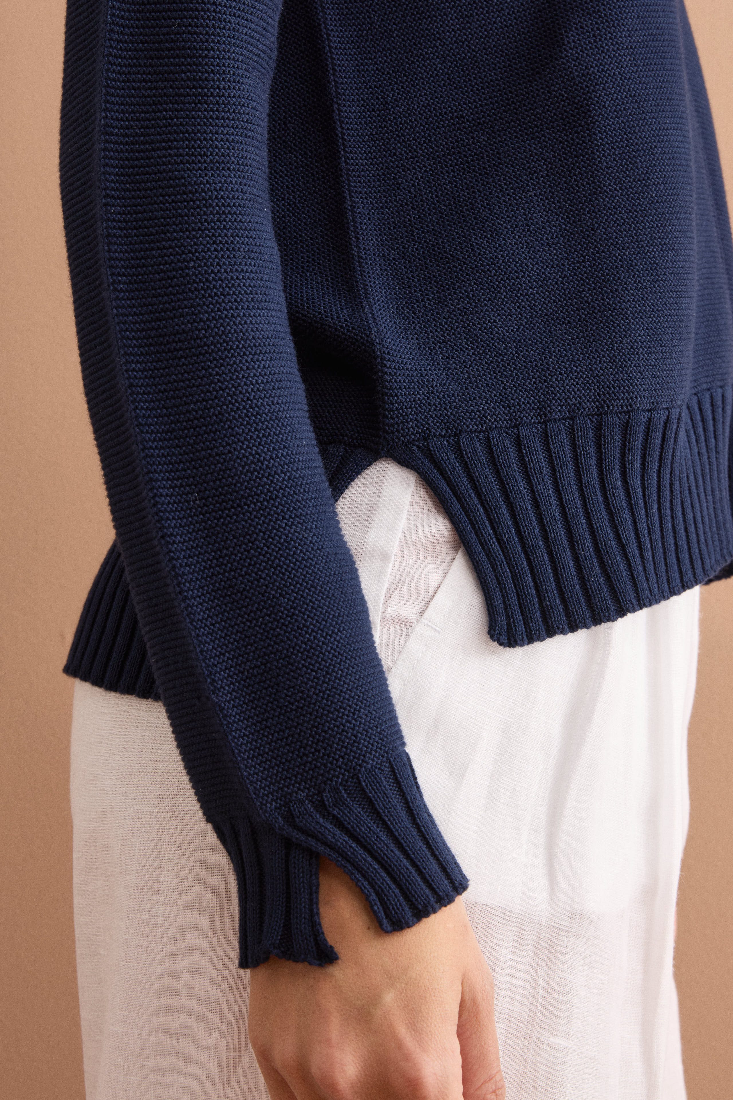 V-Ausschnitt-Pullover mit Rippdetails - Marineblau