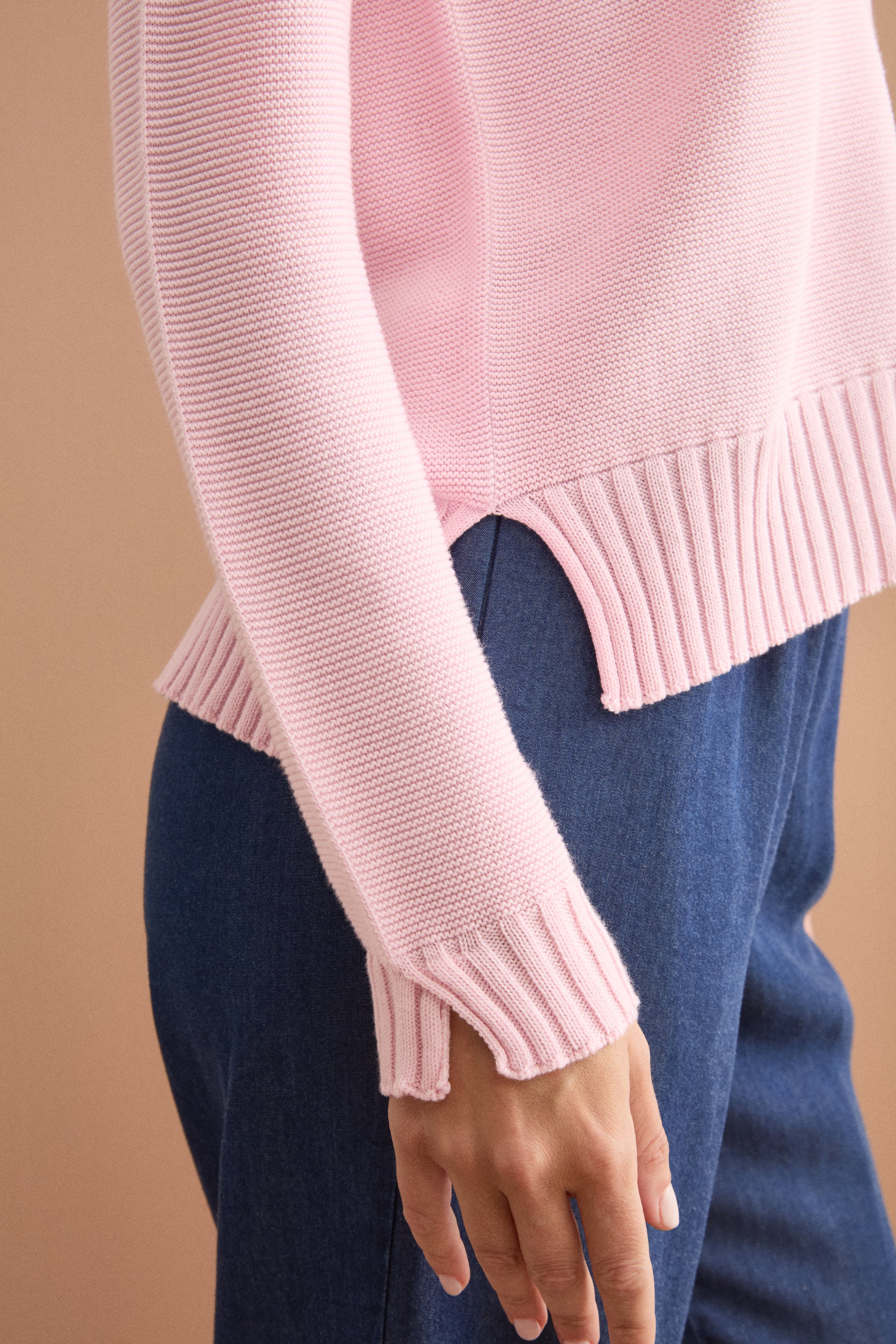 V-Ausschnitt-Pullover mit Rippdetails - Rosa